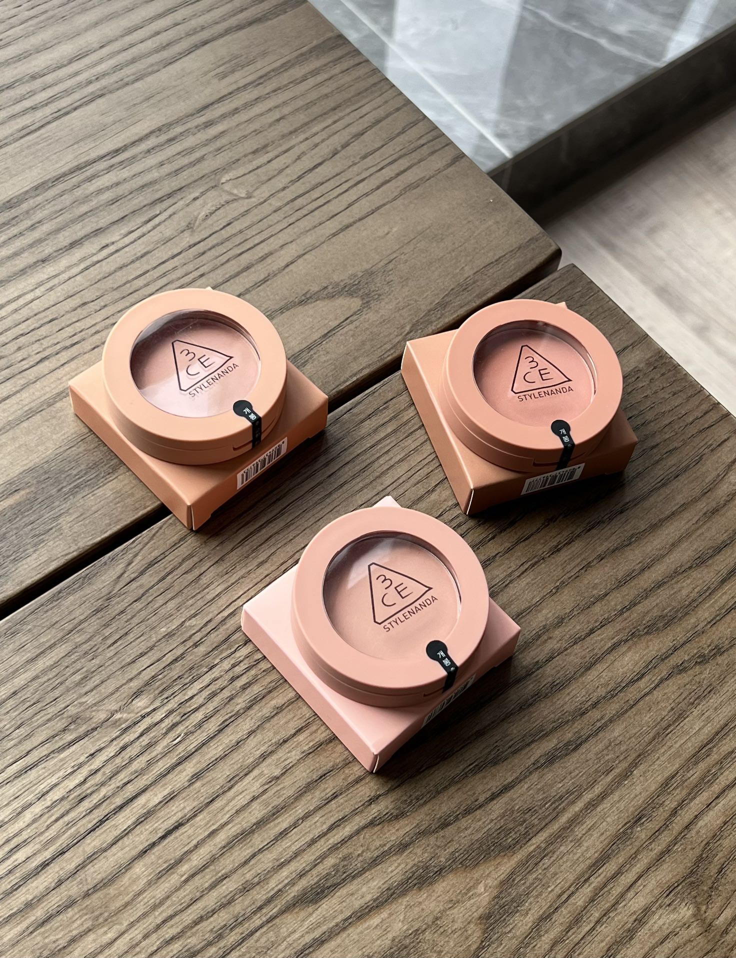 NO:809060,This series of contouring blushes from 3CE has a wide variety of colors to choose from!  Let you match it as you like to create your own perfect makeup. Among them, the colors of peach orange, nude pink, and milky almond are loved by many girls. They are simply a must-have for girls with shrinking and expanding colors. Capacity 5.5g, makeup198609093CE这一系列的修容腮红,有着丰富多样的色 号可供选择！让你随心搭配,打造属于自己的完美妆容.其中蜜桃橘、裸粉、奶杏的色彩更是受到众多女生的喜爱,简直是收缩色、膨胀色的女生必备品 容量5.5g,彩妆,accessory