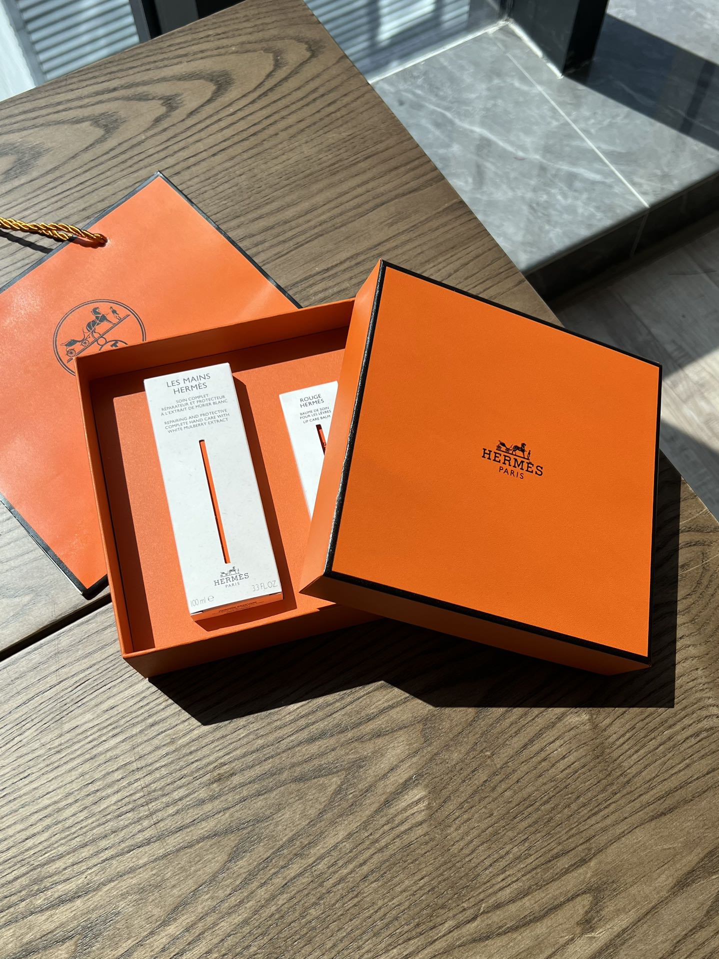 爱马仕冬日呵宠两件套🧡内含:无色润唇膏3.5g➕护手霜100ml 2