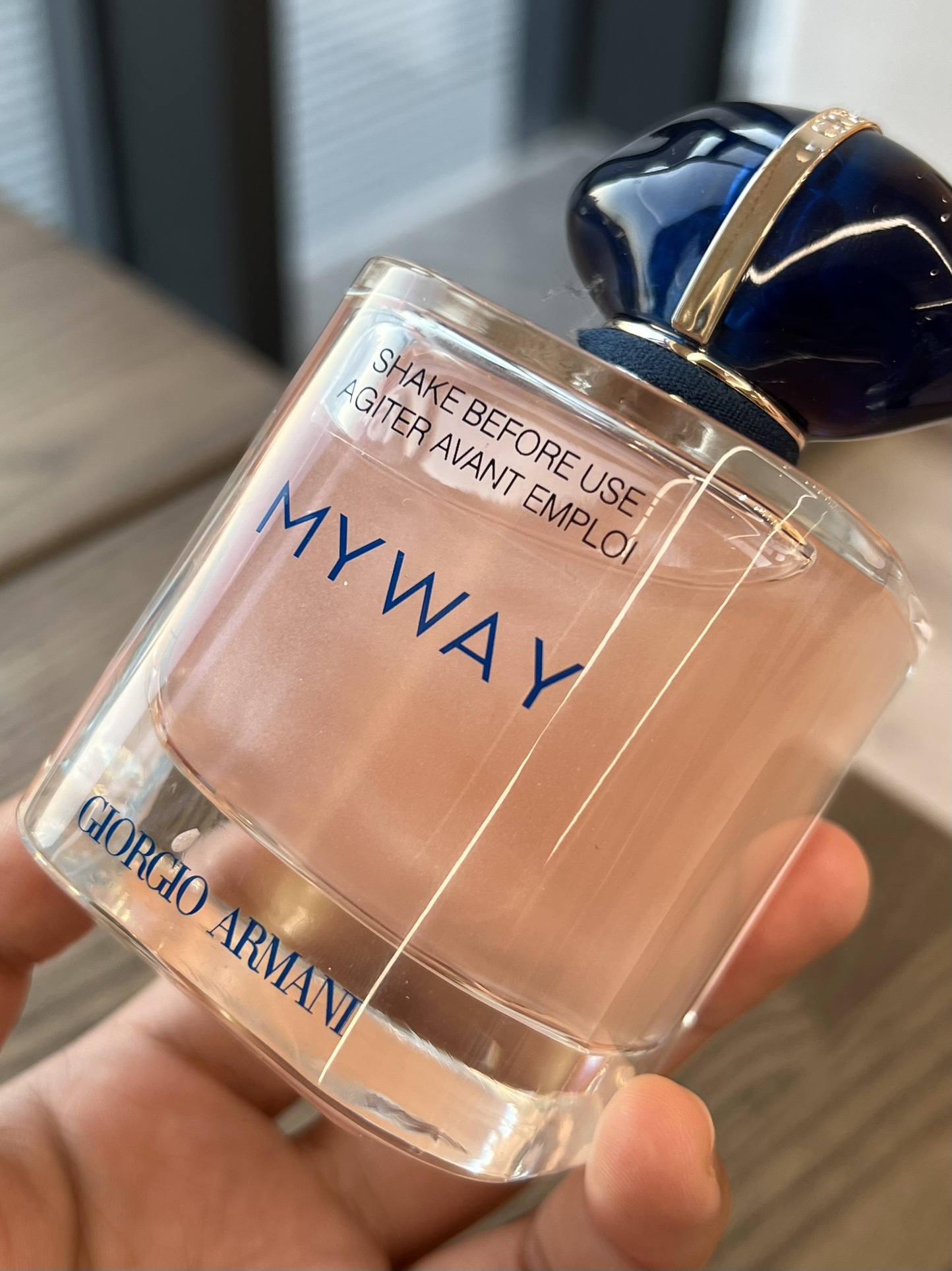 65💰原单品质
✨香水外表也精准击中了女孩儿们的心简洁流畅的瓶身与梦幻的粉色液体看起来就如果冻一般可爱诱人。宝蓝色的原石瓶盖，透过光散发出神秘的光芒呼应颈部的蓝色颈环满满的高定质感💕