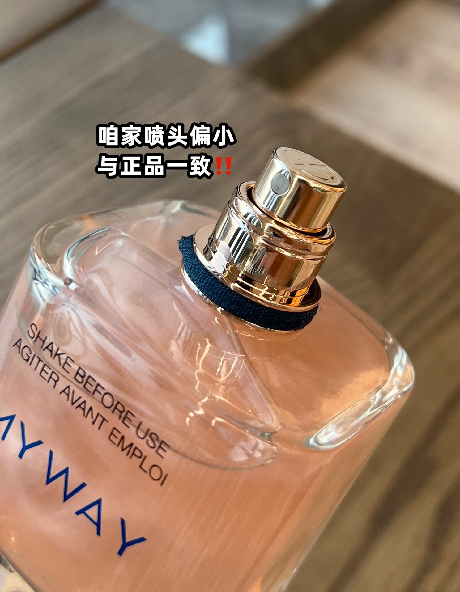65💰原单品质
✨香水外表也精准击中了女孩儿们的心简洁流畅的瓶身与梦幻的粉色液体看起来就如果冻一般可爱诱人。宝蓝色的原石瓶盖，透过光散发出神秘的光芒呼应颈部的蓝色颈环满满的高定质感💕