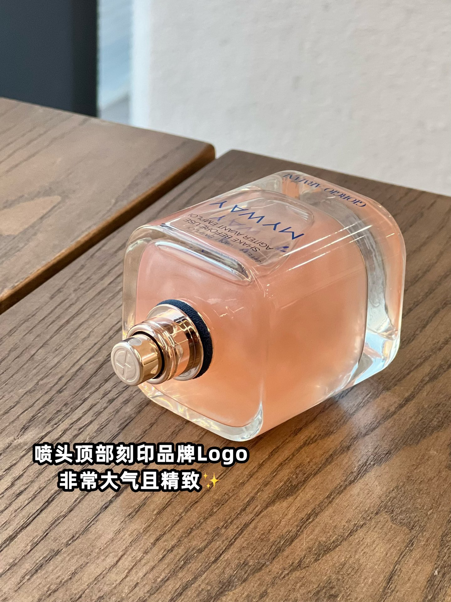 65💰原单品质
✨香水外表也精准击中了女孩儿们的心简洁流畅的瓶身与梦幻的粉色液体看起来就如果冻一般可爱诱人。宝蓝色的原石瓶盖，透过光散发出神秘的光芒呼应颈部的蓝色颈环满满的高定质感💕