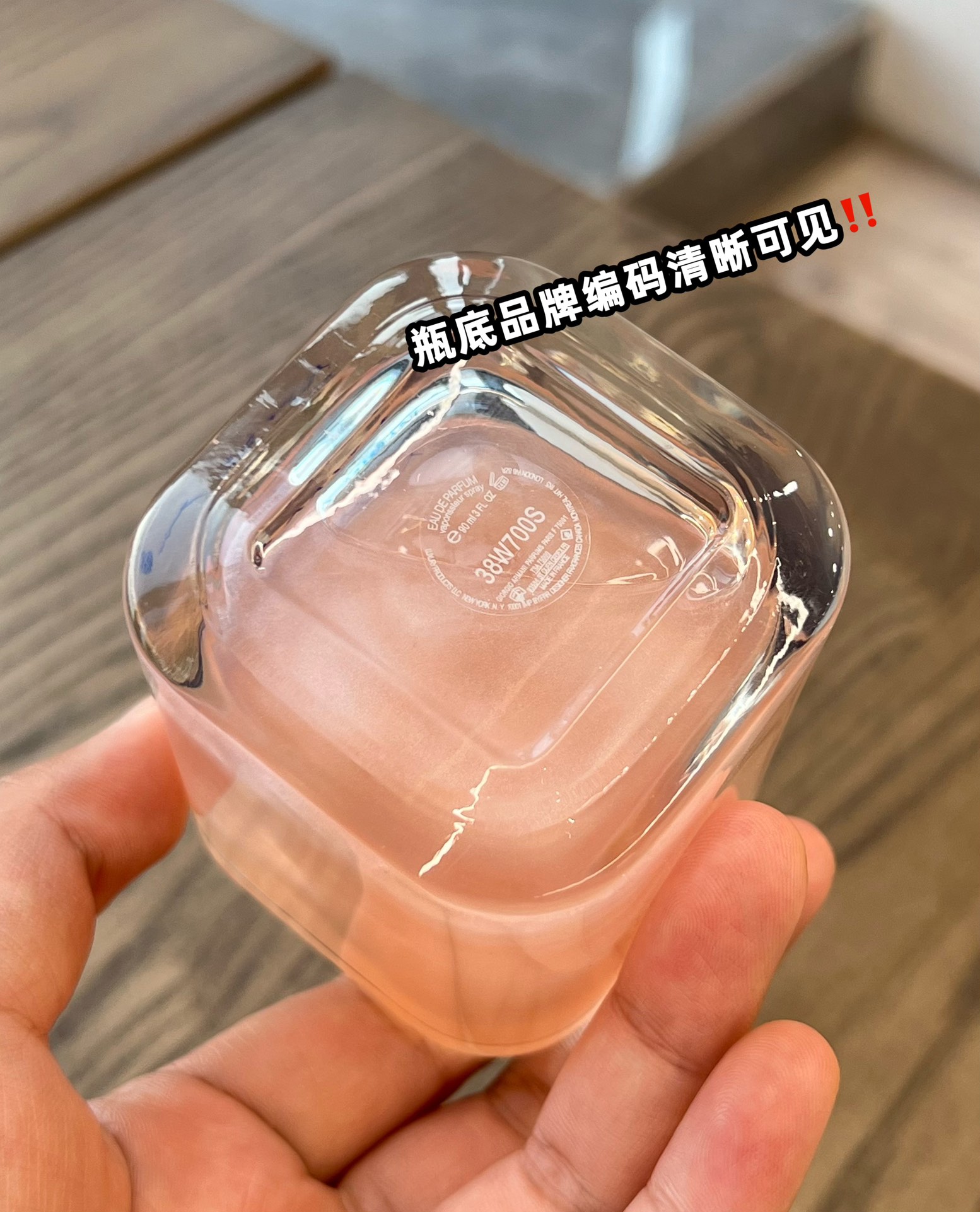 65💰原单品质
✨香水外表也精准击中了女孩儿们的心简洁流畅的瓶身与梦幻的粉色液体看起来就如果冻一般可爱诱人。宝蓝色的原石瓶盖，透过光散发出神秘的光芒呼应颈部的蓝色颈环满满的高定质感💕