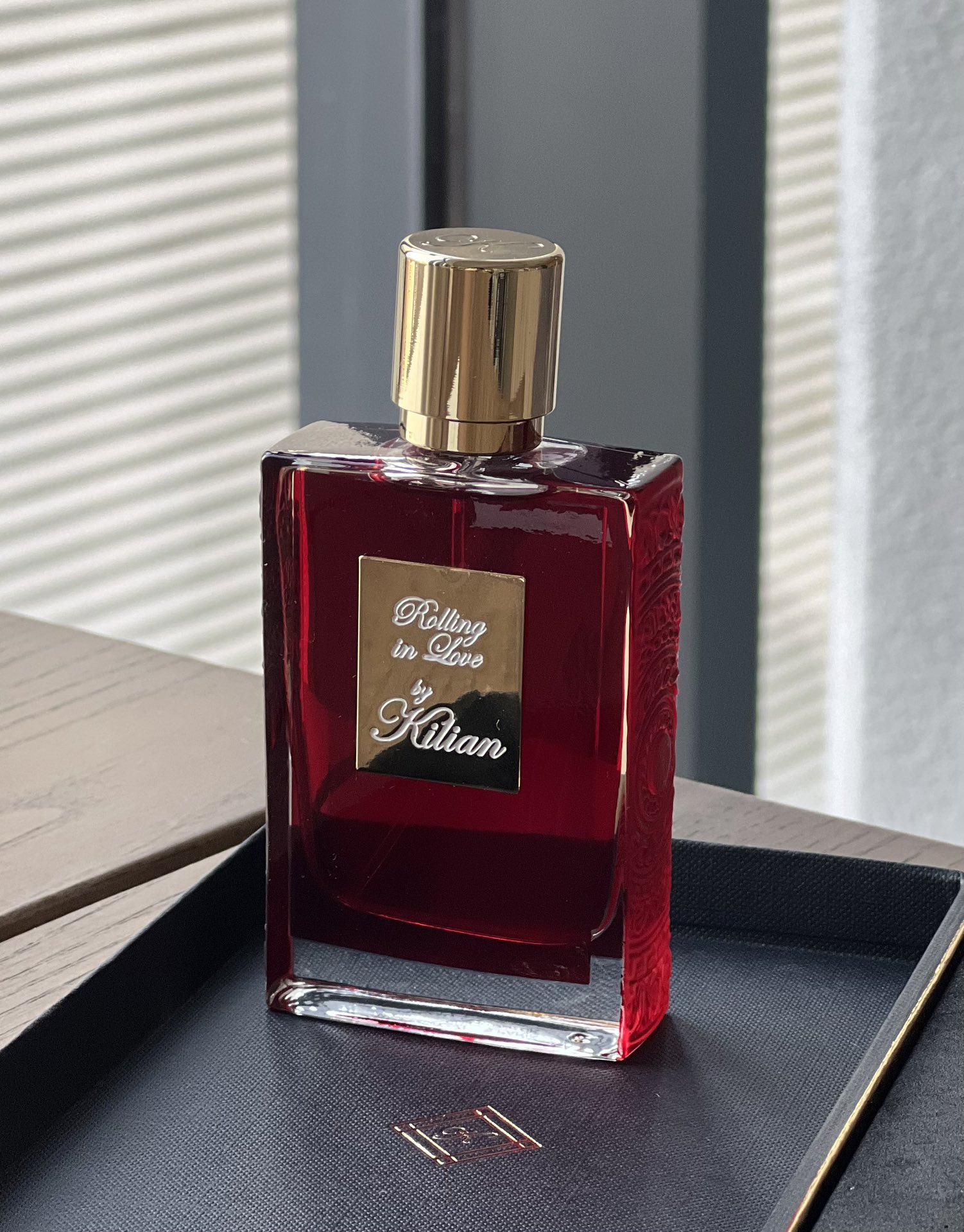 NO:811034,Kilian Vortex of Love 50ml, neutral fragrance, floral oriental notes, top notes almond, ambrette, middle notes iris, freesia, base notes tuberose, vanilla, tonka bean, musk, perfume19860909Kilian 凯利安 爱的漩涡50ml 属性中性香 香调花香东方调 前调杏仁 黄葵 中调鸢尾花 小苍兰 后调晚香玉 香草 零陵香豆 麝香,香水,accessory