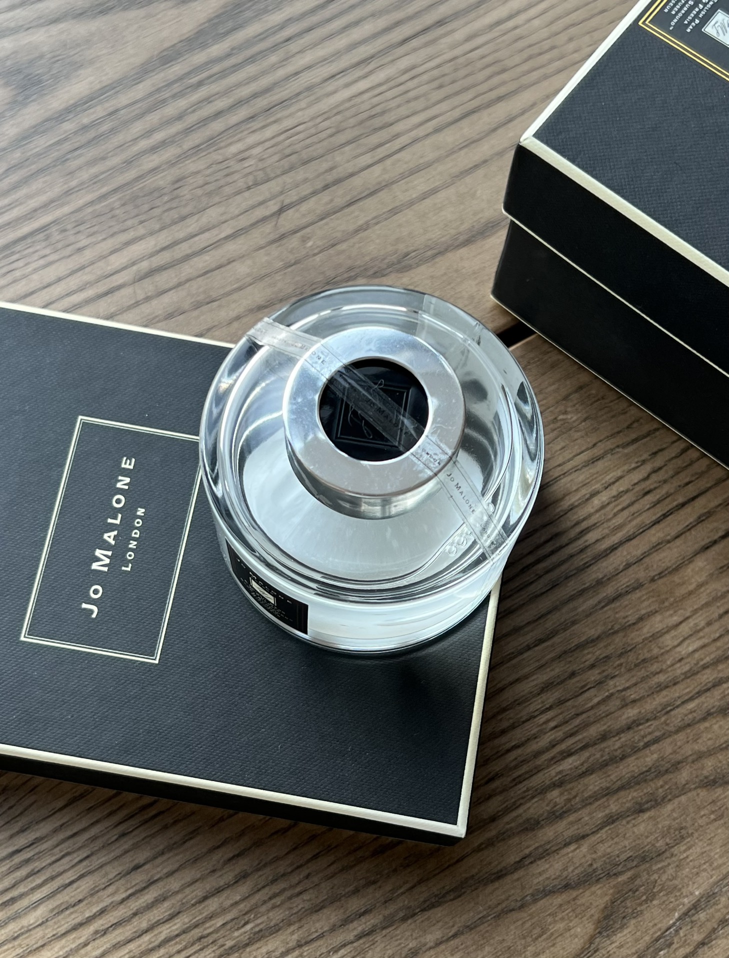 the base note is the delicate fragrance of freesia - Perfume 7