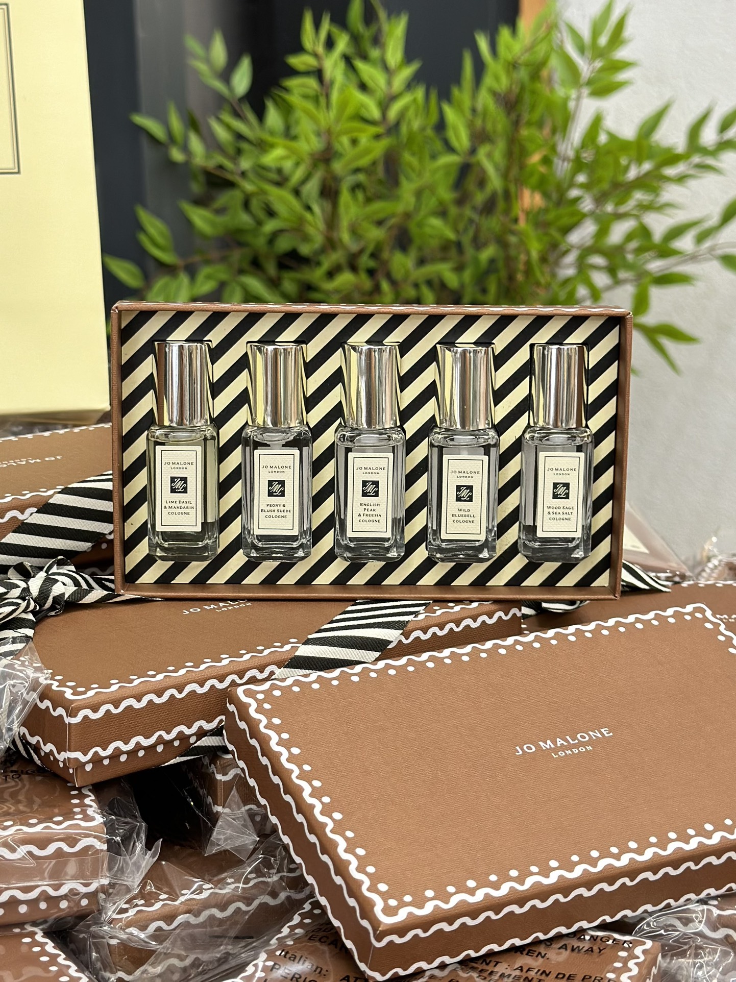 This miniature fragrance set features a curated collection of Jo Malone - Comprehensive 8