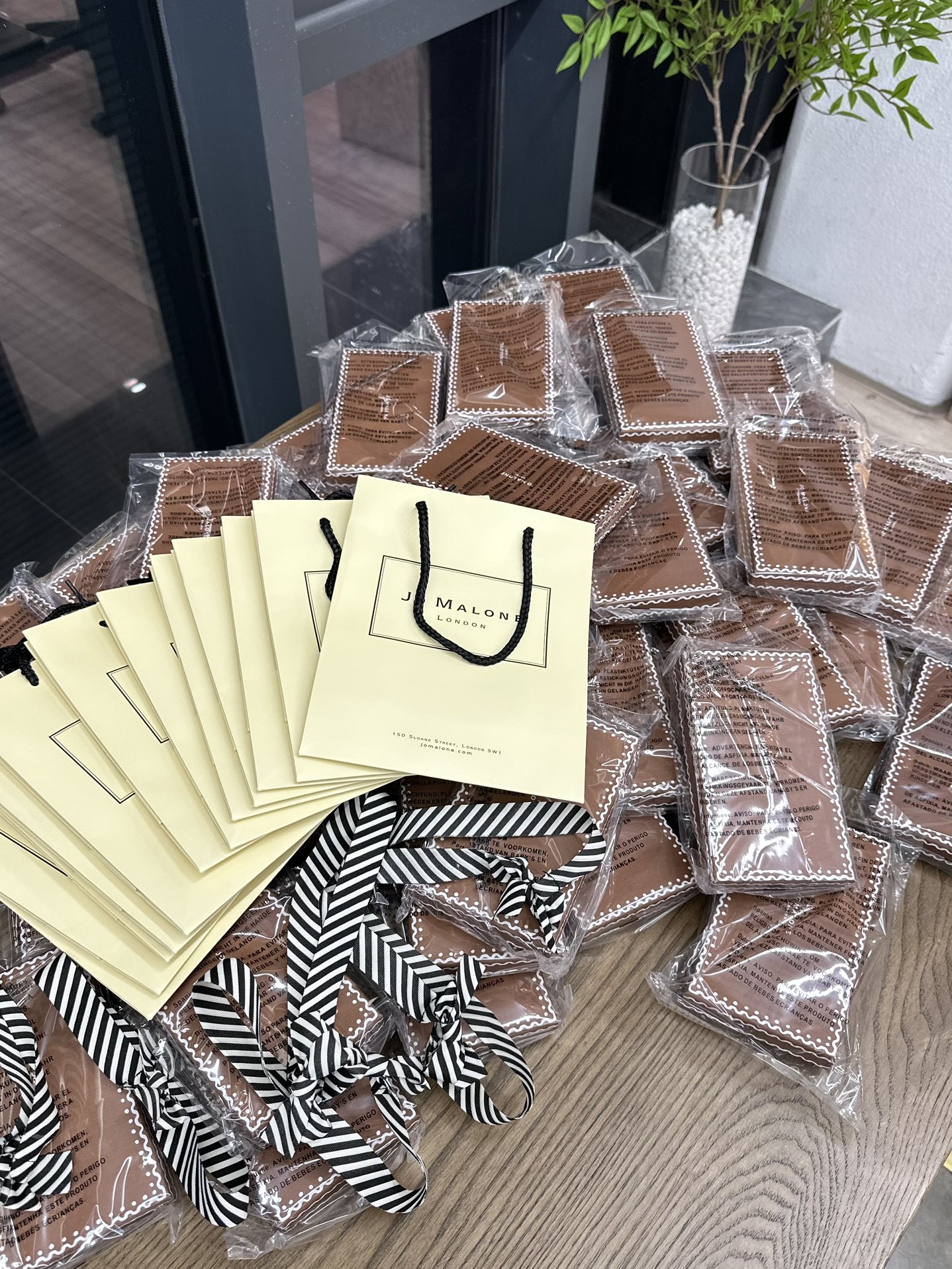 This miniature fragrance set features a curated collection of Jo Malone - Comprehensive
