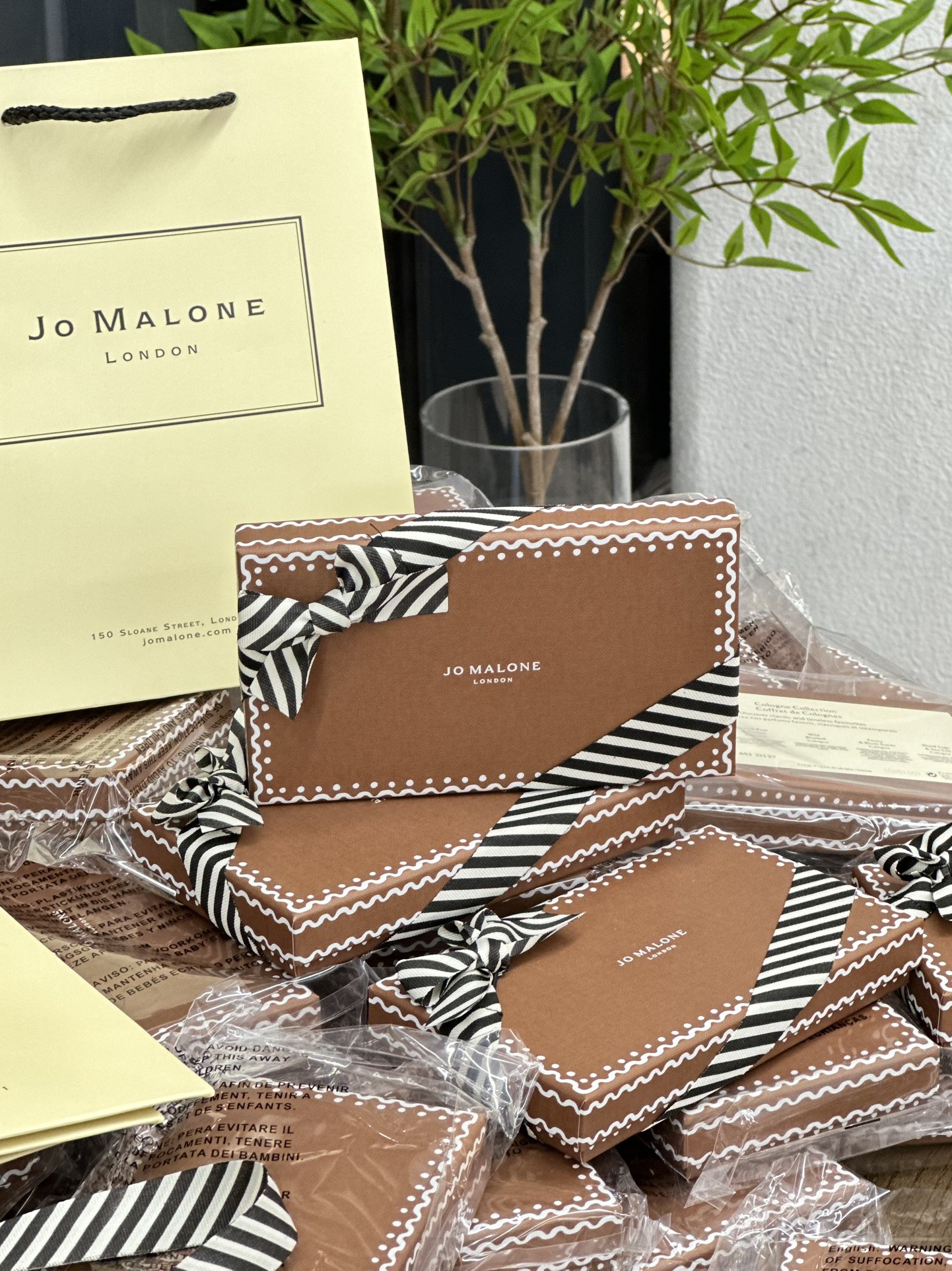 This miniature fragrance set features a curated collection of Jo Malone - Comprehensive 4