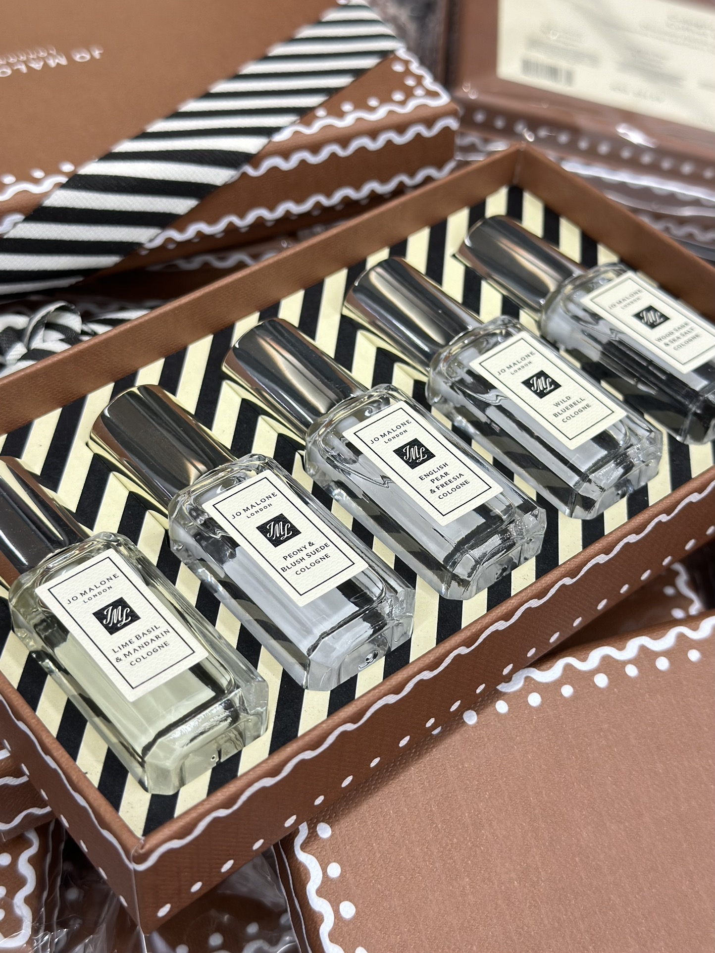 This miniature fragrance set features a curated collection of Jo Malone - Comprehensive 9