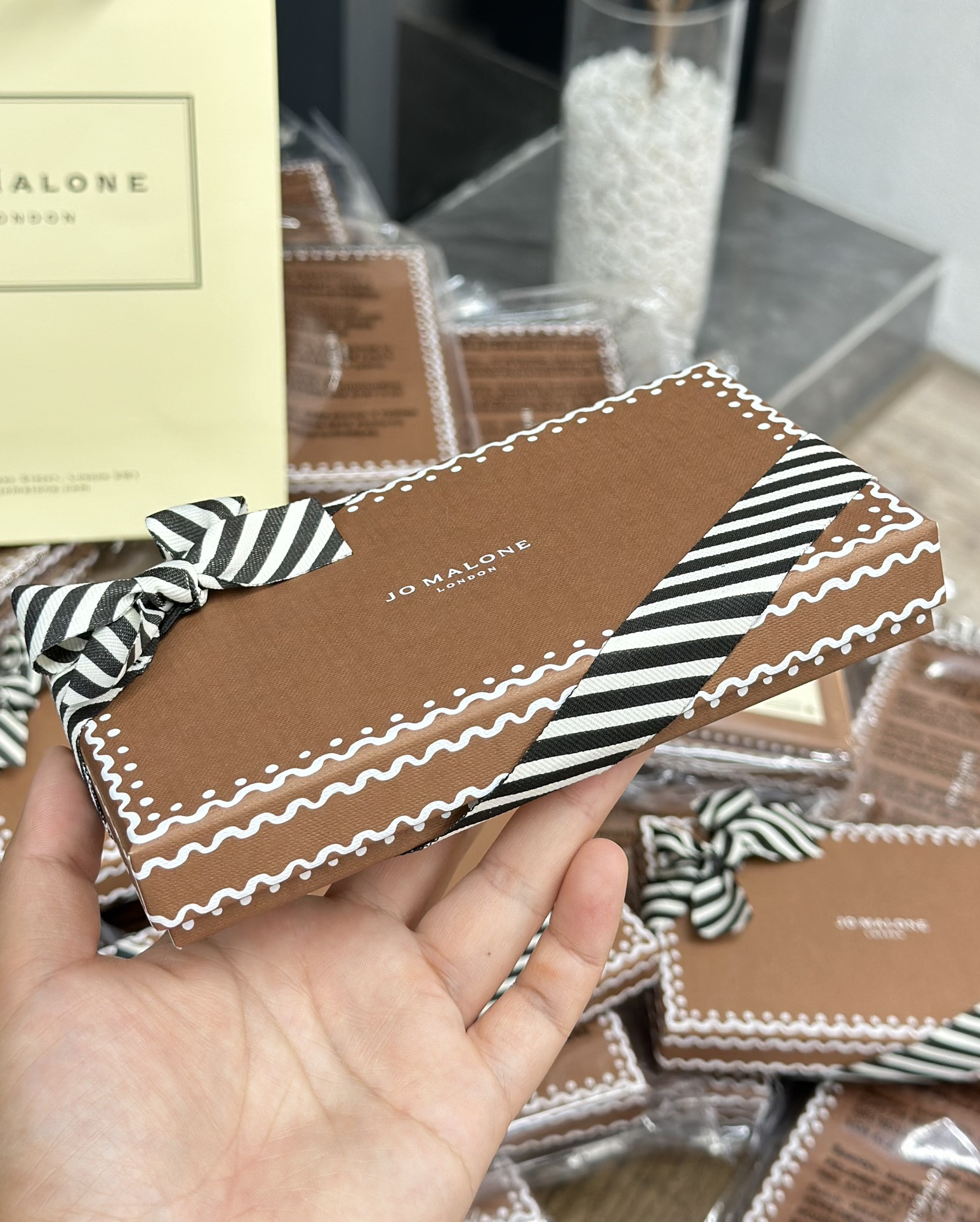 This miniature fragrance set features a curated collection of Jo Malone - Comprehensive 5