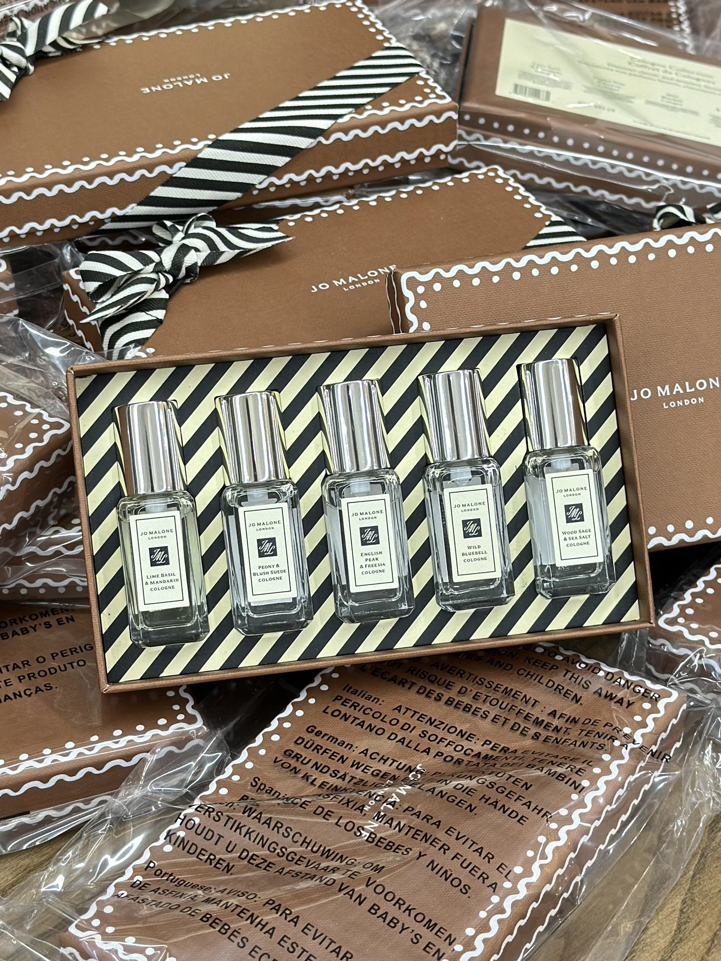 This miniature fragrance set features a curated collection of Jo Malone - Comprehensive 7