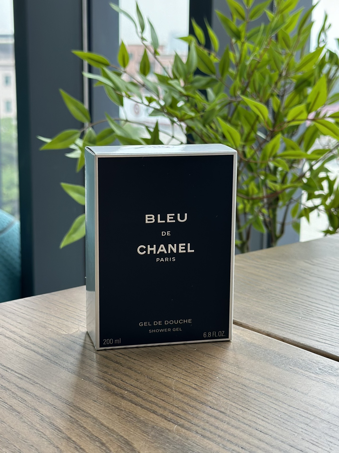 NO:809128,Chanel Cerulean Men's Perfume Shower Gel. The specially recommended men's shower gel is a two-in-one shampoo and shower gel. The scent is the same as the Cerulean Men's Perfume. This shower gel is fresher than the perfume, and it smells lighter and better ~ not drying after washing!  The foam is very rich!  Easy to rinse, long-lasting fragrance ~ a ritual sense of fragrance that even men can have. Specification: 200ml, toiletries, chanel19860909香奈儿蔚蓝男士香水沐浴露 特别推荐的男士沐浴露这款是洗发沐浴二合一,香味和蔚蓝男香一样,这款沐浴露比香水更清新一点,淡淡的更好闻～洗完不干涩！泡沫非常丰富！易冲洗 长久留香～男士也能拥有的香氛仪式感 规格200ml,洗护用品,chanel,accessory