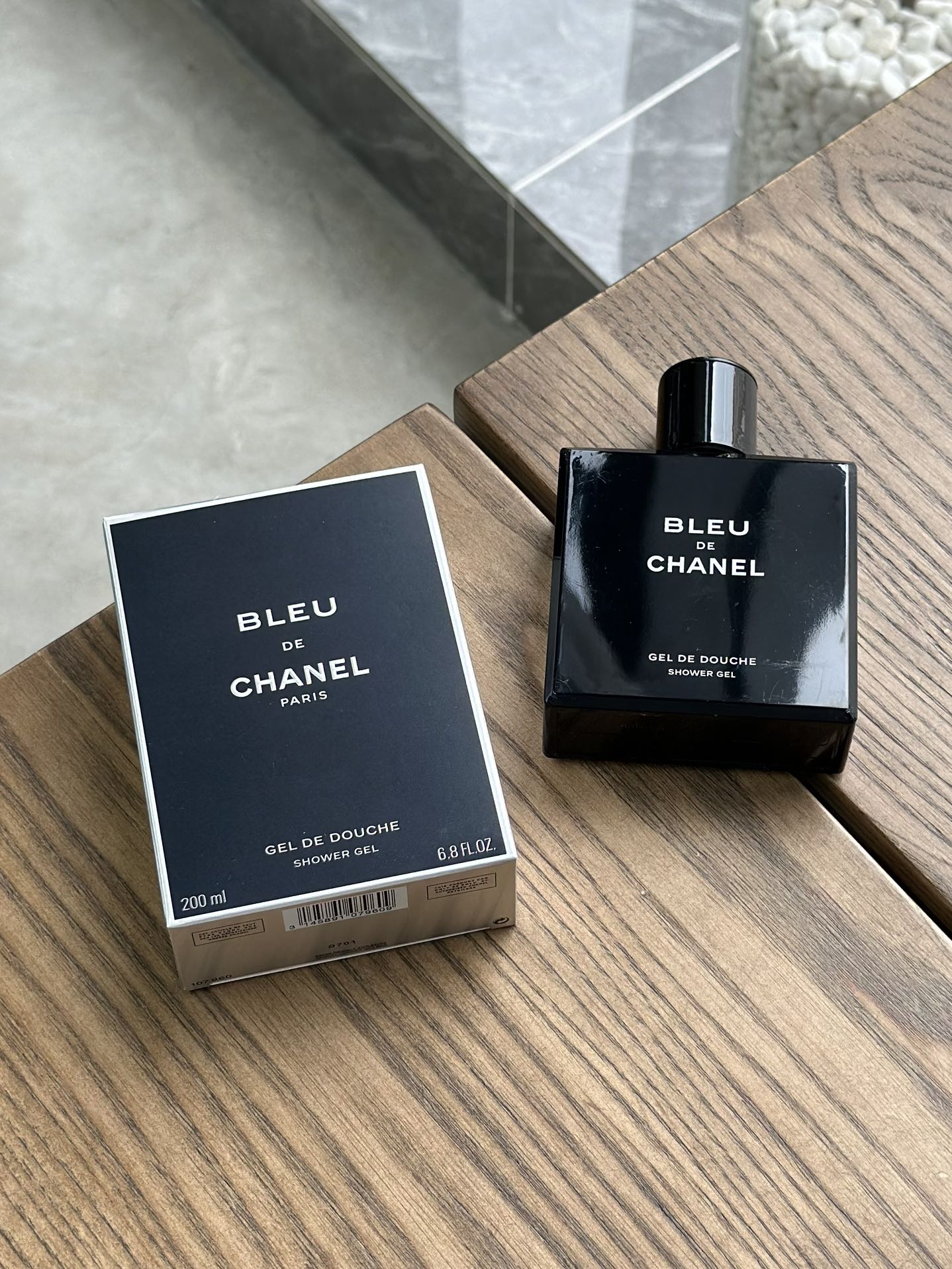 NO:809125,Chanel Azure Shower Gel combines the woody aroma of sandalwood and cedar, blended with citrus notes to make you feel refreshed!  Especially the woody feel gives people a high-end and low-key feel. It is a very neutral fragrance and the same style as perfume, toiletries, chanel.19860909香奈儿蔚蓝沐浴露 由檀香木与雪松的干爽交织出木质调的芳香、融合了柑橘的香调、令人神清气爽！特别是木质的感觉给人一种高级的低调、属于很中性的一个香味和香水同款,洗护用品,chanel,accessory