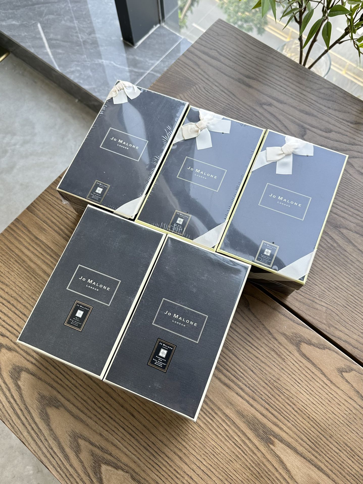 NO:809473,Jo Malone Full Room Fragrance Aromatherapy Series Full Room Fragrance Rattan Full Set Gift Box Handbag adds a charming fragrance to any space and can effectively last for 4-5 months. The four flavors are as follows: 1. The blue wind chime fragrance is very light, like the wind beside the river and stream, with a very clear feeling. With a little light fruity fragrance, the taste can only be described as fresh and refined. It will be unforgettable once you smell it!  2 Lime Basil and Mandarin This one really smells great!  The aroma of lime basil and citrus is infinitely refreshing and slightly spicy, just like the breeze blowing from the Caribbean. A wonderful artistic conception like the Caribbean breeze begins. The fragrance of lime basil and citrus first meets orange, and the fresh and energetic breath hits the face. It collides with the warm and exciting basil, and the spicy fragrance is attractive. Finally, it encounters the mellow woody aroma of amber wood, which is warm and profound~ 3 English Pear This British pear english pear and  I believe everyone is familiar with freesia. There is a reason why it is red!  The top note is a sweet fruity scent, and the base note is the fragrance of freesia. When combined together, it makes you feel like you are in the golden season of autumn, refreshing and warm. This bottle can be used for 3-4 months. I personally think it is much more convenient than candles.  4 Black Pomegranate This black pomegranate aromatherapy can be described as 'the lingering fragrance lingers for many days'. The scent is sultry, allowing people to indulge in the fantasy of exotic black pomegranates, crystal clear and juicy, and from time to time escape from the active fragrance of Casablanca lilies. Guaiac wood and patchouli exude warm and smoky qualities, deep and mysterious~, car aromatherapy, home fragrance, candle19860909Jo Malone祖玛珑 满室幽香香薰系列 满室幽香香薰藤条全套礼盒手提袋为任何空间添上迷人香气能有效持续4-5个月 四款味道如下 1蓝风铃香味非常轻盈,就像是河流溪水边的风,很清透的感觉 带着一点点淡淡的果香 ,味道只能用清新脱俗四个字来形容 ,让人一闻过就忘不掉！ 2 青柠罗勒与柑橘这个真的是超级好闻！青柠罗勒与柑橘的香气,无限爽沁中伴随微微辛香,宛如拂来加勒比海的微风,一场如加勒比海风轻送的美妙意境自此开始.青柠罗勒与柑橘香氛初遇相橘,清新活力的气息扑面而来.与热情撩人的罗勒碰撞,辛香诱人.最后邂逅琥珀木醇厚的木质气息,温暖深邃～ 3 英国梨这款英国梨 english pear and freesia相信大家都不陌生了,红是有它的道理的！前调是香甜的果味,后调是小苍兰的清香,结合在一起就感觉身处在秋天金灿灿的季节,清爽又温暖～这么一瓶能使用 3-4个月,个人是觉得比蜡烛方便多了 4黑石榴这款黑石榴香薰可以用“余香绕梁,多日不绝”来形容.气息撩人,让人沉醉于异域黑石榴晶莹多汁的幻想,又时不时跳脱出卡萨布兰卡百合的活跃芬芳.愈创木与广藿香散发温暖烟熏的特质,深邃而神秘～,车载香薰.居家香氛.蜡烛,accessory