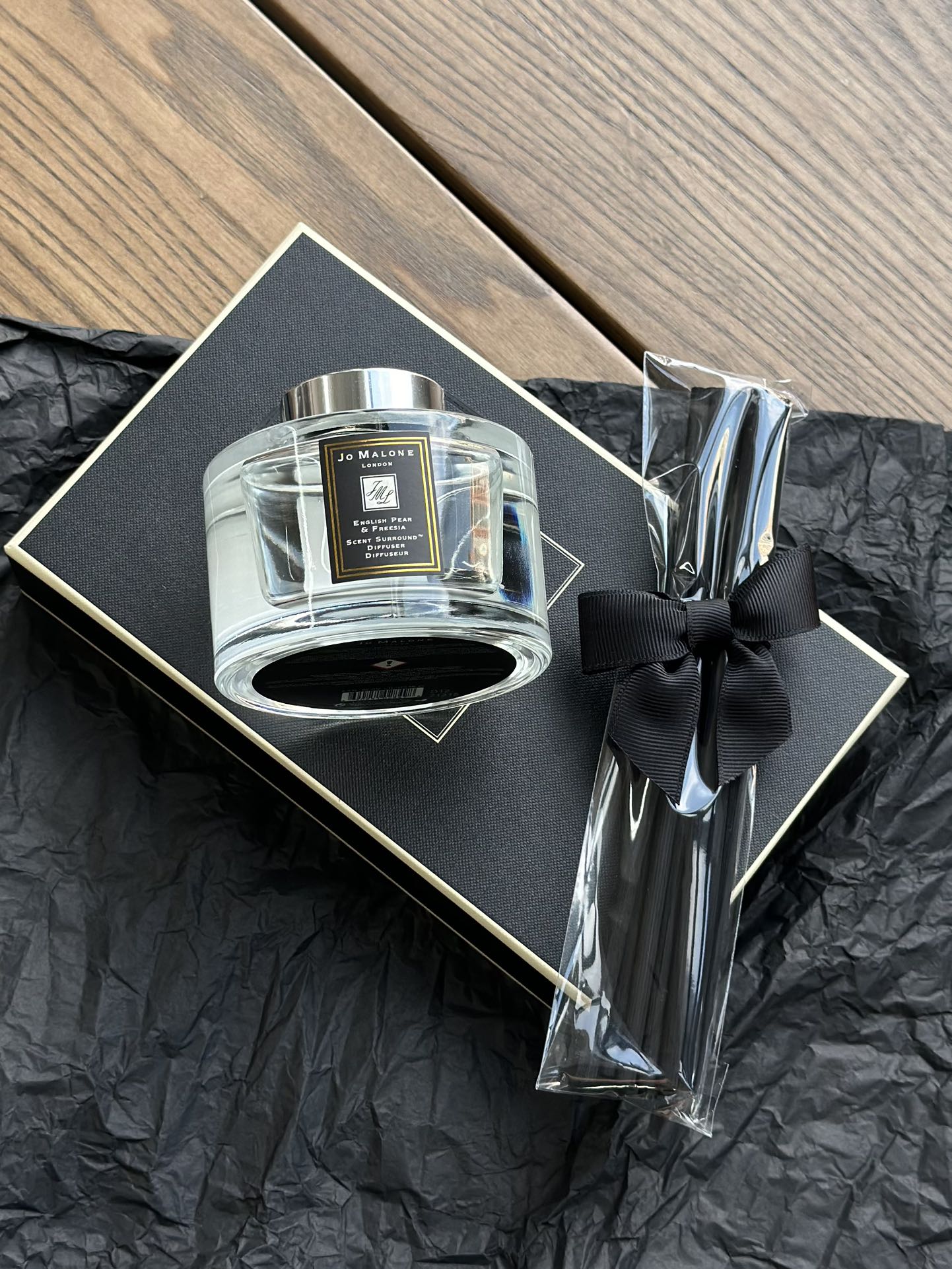 NO:809470,1 Jo Malone British Pear and Freesia Aromatherapy, a super popular scent ~ When you go home, you can smell the soothing niche British aroma, the slightly drunken pear wine smell of William pears when they are first ripe, the fresh and delicate floral fragrance of freesia, and the cool and high-end feeling of a simple yet elegant bottle with ink-black rattan!  Every time you place it, you will find a beautiful scenery that makes your room more refined. Car aromatherapy, home fragrance, and candles198609091祖玛珑英国梨与小苍兰香薰 超热门的味道～回家闻到那安抚人心的小众英伦香气一缕威廉梨初熟时微醺的梨子酒味、清新细腻的小苍兰花香、简单不失大气的瓶子插上墨黑的藤条这种冷淡风的高级感！随手一摆都是一道亮丽的风景让自己的房间变精致了许多,车载香薰.居家香氛.蜡烛,accessory