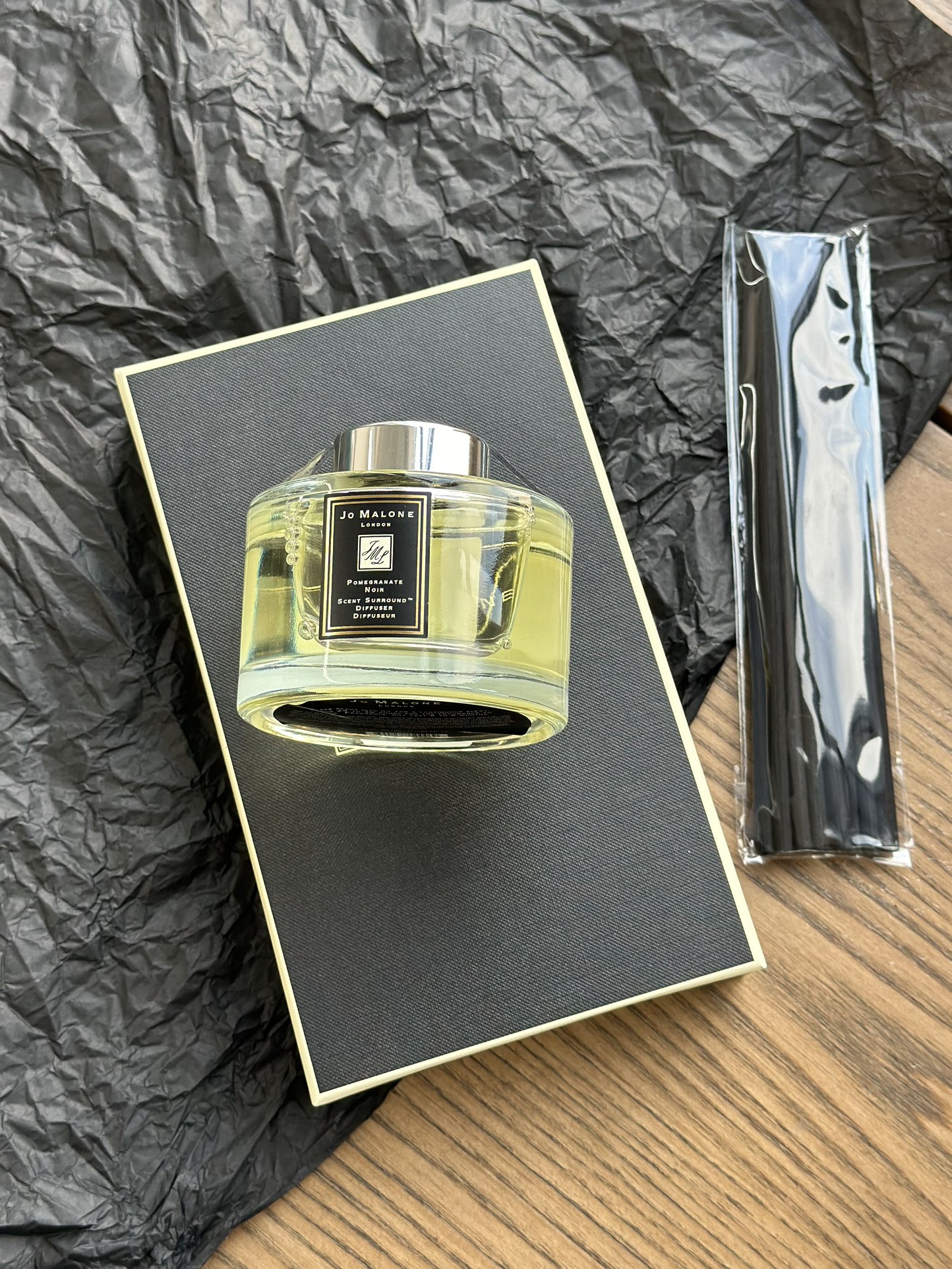 NO:809467,2Jo Malone Black Pomegranate Aromatherapy has a light woody scent ~ it smells like the smell on your boyfriend's shirt, making you feel like you are in love. It is very recognizable, very high, and very unique. Black Pomegranate is inspired by the temptation of red silk, with a mysterious and alluring aroma. I think it is black with a deep red. The first scent is fruity and strong. After getting used to it, it smells very good. Car aromatherapy. Home fragrance. Candles, shirts.198609092Jo Malone黑石榴香薰 味道木质香淡淡的～闻着像男朋友衬衫上的味道一样让人感觉想恋爱 它的识别度非常高,非常高,很有独特,黑石榴灵感来自红丝绸般诱惑,带着神秘诱人的香气,我觉得它那种带着深红色的黑色.前味果香馥奇浓烈,后来适应之后,非常好闻,车载香薰.居家香氛.蜡烛,shirts,accessory