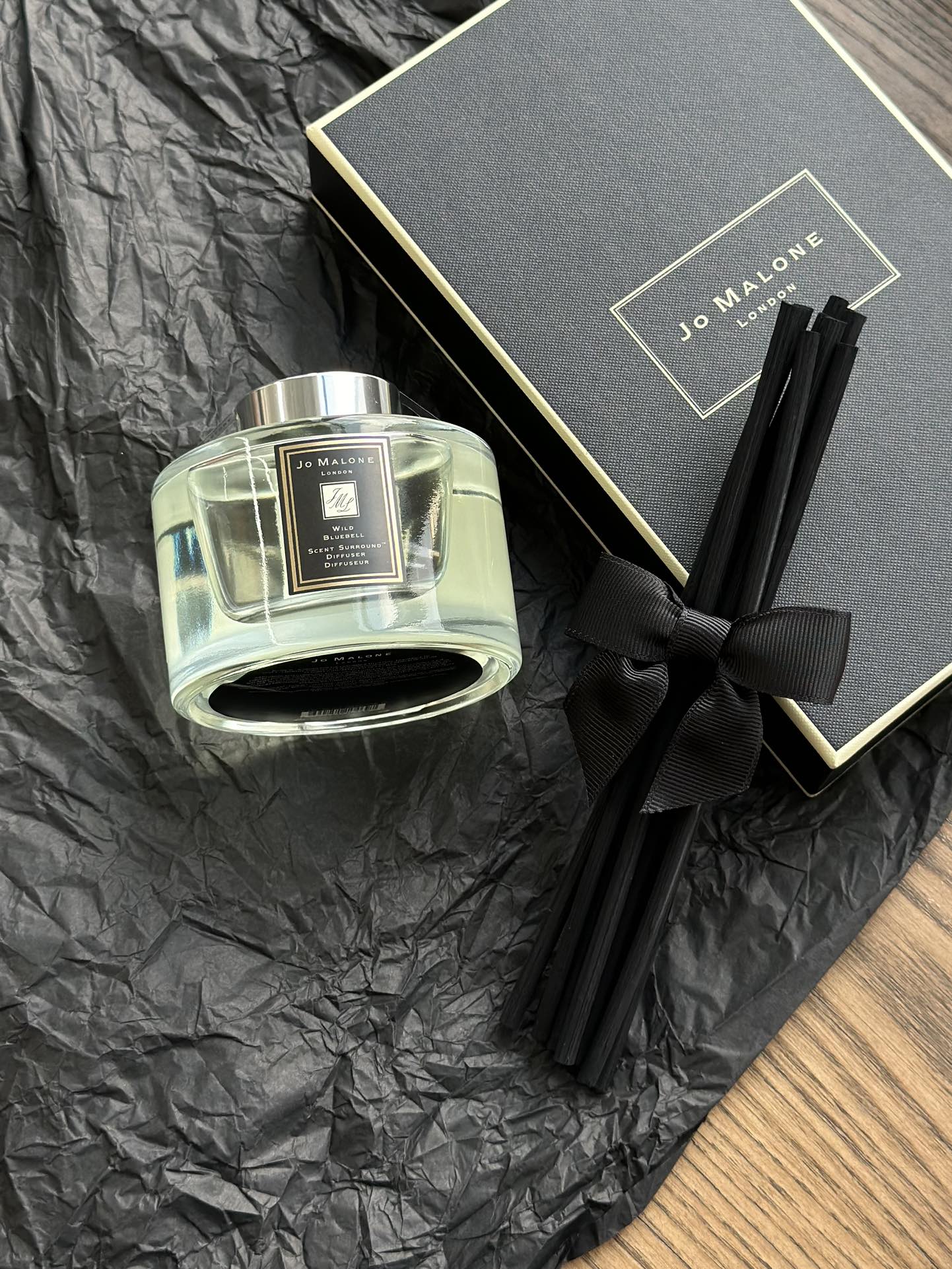NO:809461,4 Jo Malone Blue Wind Chime Aromatherapy Top note: blue wind chime, middle note: persimmon, base note: white musk  It has a relatively 'fresh and elegant' smell. It feels like a spring breeze blowing on your face. The vibrant blue buds are scattered between the lily of the valley and the rose ~ revealing the sweet smell of persimmon. Each bottle of aromatherapy comes with 10 diffuser rattan. It is recommended to put all the rattans into the bottle to help the aroma spread. Change the direction of the rattan regularly. Use  You can turn the rattan upside down for a period of time, and regularly ventilate the space where the aromatherapy is placed, so that you can feel a more layered aroma. It adds a steady stream of fragrance to any space, with dewy bluebells, embellished with the fragrance of lily of the valley and wild peonies, and sweet persimmons, creating a charming atmosphere. Car aromatherapy. Home fragrance. Candles198609094祖玛珑 蓝风铃香薰 前调蓝风铃 中调柿子 后调白麝香 属于比较“清新淡雅”的味道,感觉有一种春风拂面的感觉,充满活力的蓝色花蕾遍布在铃兰与蔷薇之间～流露出柿子的甜美气息,每瓶香薰附带10根散香藤条,建议将全部藤条放入瓶中,帮助香气散发定期变换藤条的方向,使用一段时间可倒置藤条,定期为置放香薰的空间通风,能感受更有层次感的香气.为任何空间添加了源源不断的香味,带着露珠的风铃草,点缀着铃兰和野牡丹的芬芳,以及甜甜的柿子,营造出迷人的氛围,车载香薰.居家香氛.蜡烛,accessory