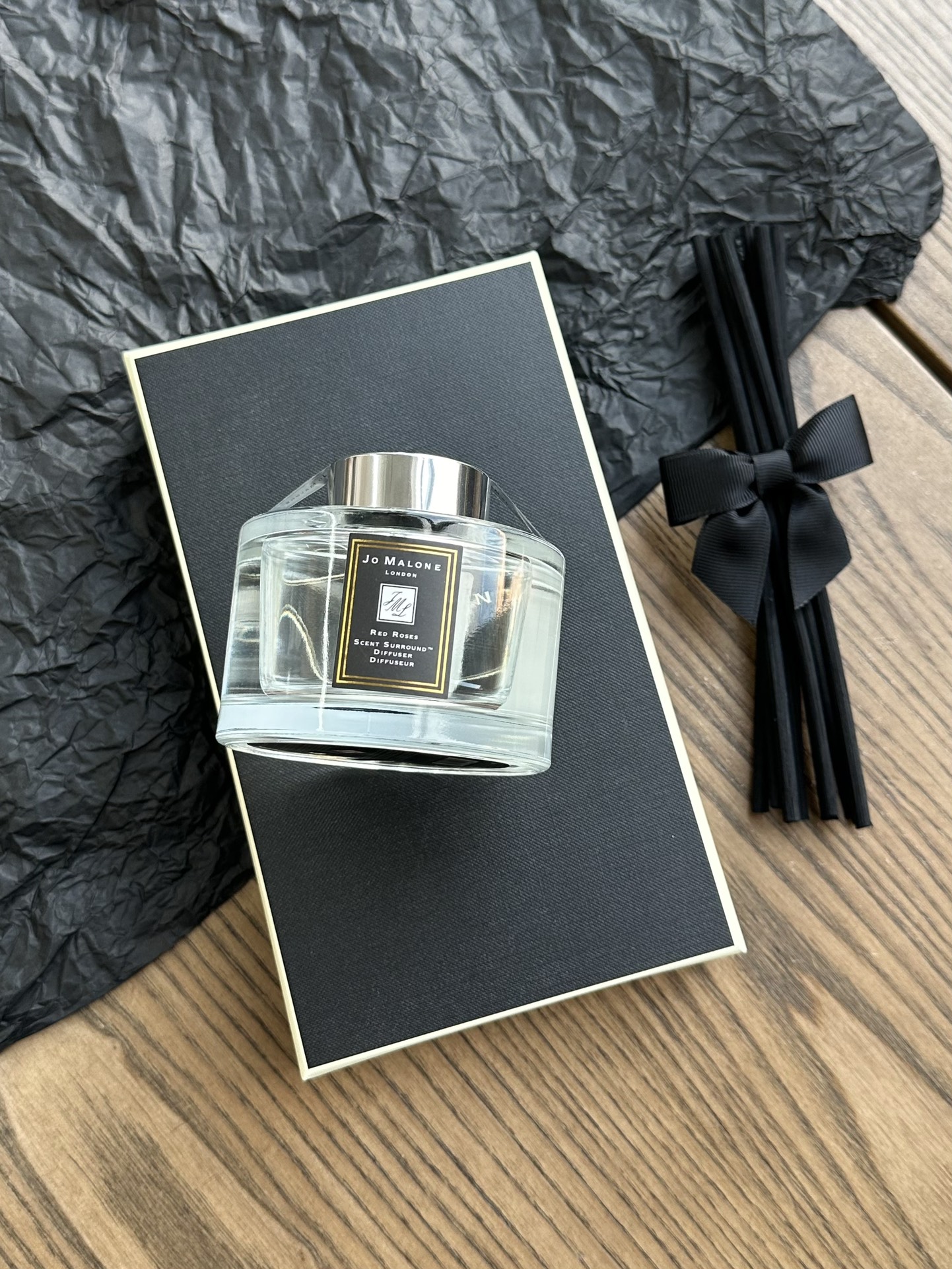 NO:809458,5. Jo Malone Red Rose Fragrance. This fragrance captures the moment when a girl blushes and her heart beats. The moment you spray wine, it will make you feel the feeling of first love. Damascus rose is used to express this fragrance. The more you smell it, the more girly fragrance you get, car fragrance, home fragrance, candle198609095祖玛珑红玫瑰香薰 这款香水捕捉少女脸红心跳的瞬间,喷酒的瞬间,会让你感觉,初恋的感觉～采用大马士革玫瑰来表达这款香氛.越闻越上头的少女香,车载香薰.居家香氛.蜡烛,accessory