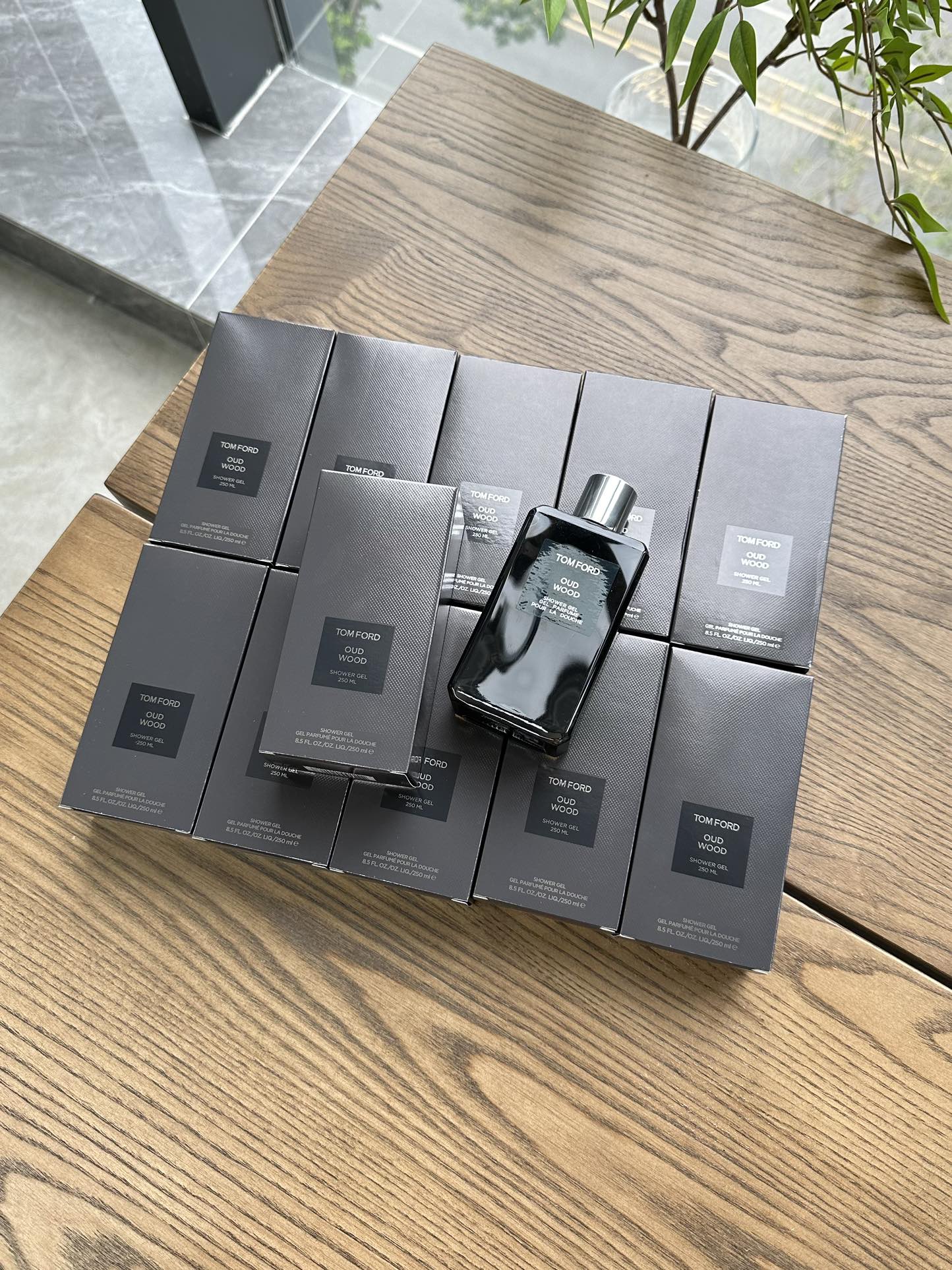 NO:809088,TOM FORD [Precious Oud Shower Gel] 250ml Precious Oud perfume has the same origin, and the out-of-stock king is back. An intoxicating olfactory journey, explore the charm and sexiness of Oud~, toiletries, tom ford19860909TOM FORD【珍华乌木沐浴凝露】250ml 珍华乌木香水同息同源,断货王强势回归 沉醉的嗅觉之旅,探索乌木的迷人与性感～,洗护用品,tom ford,accessory