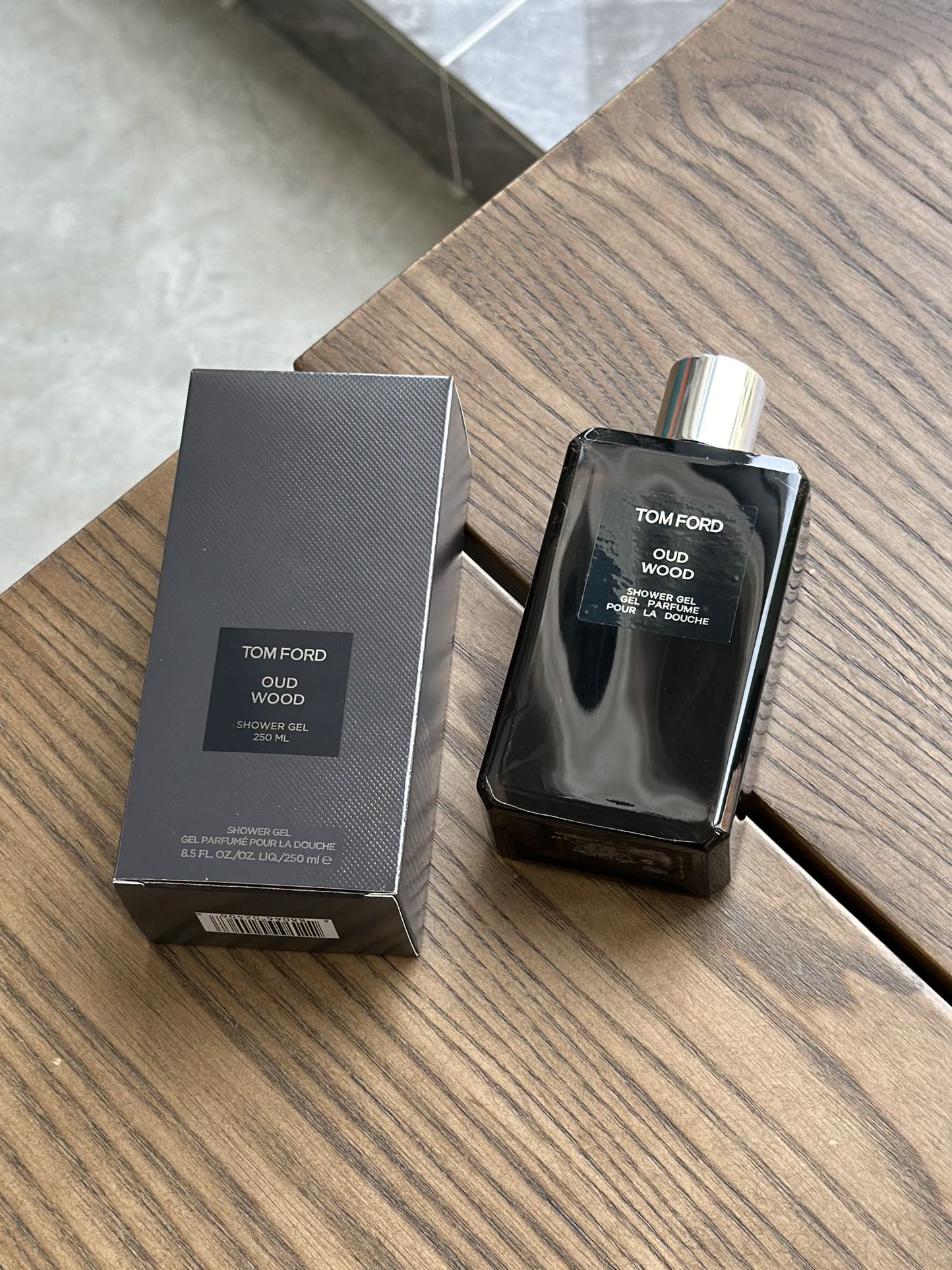 NO:809082,TF Zhenhua Oud Perfume's same fragrance shower gel will wrap you tightly in the fragrance of precious oud exotic spices and cardamom!  Let every pore of yours be filled with a charming and sexy smell~, toiletries, tom ford19860909TF珍华乌木香水同款香气沐浴露将你紧紧包裹在～臻贵乌木异国香料和小豆蔻的香氛气息中！让你的每一个毛孔都弥漫着迷人又性感的味道～,洗护用品,tom ford,accessory