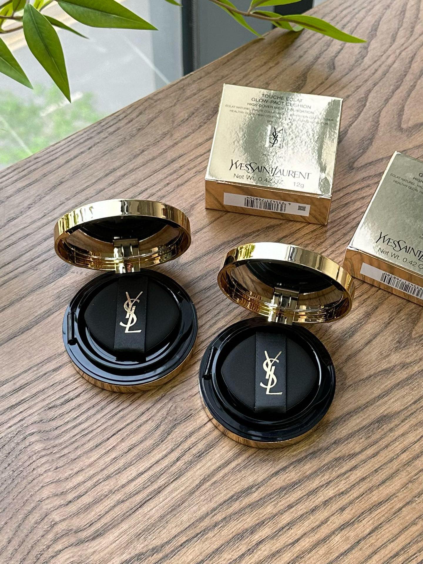 NO:808948,Dry skin can also have creamy skin!  YSL’s new powder air cushion is amazing!  YSL’s new air mattress is really easy to understand girls!  Breasts are oozing!  What girl can refuse!  I can pay 10,000 times just for looks!  When applied on the face, it is moisturizing and non-sticky, can be applied firmly and breathable!  And just one layer can cover the blemishes!  The powder is fine and yet very classy at the same time!  It’s that feeling of having naturally good skin!  It won’t look heavy unless you click on it!  Two shades available: B10 (suitable for fair skin tones) B20 (suitable for) natural skin tones, makeup, saint laurent19860909干皮也能拥有奶油肌！YSL新品粉气垫绝了！ YSL新出的气垫真的好懂女孩子！奶呼呼的！哪个女孩子能拒绝！光是为颜值都能买单1万次！上脸贴服水润不黏腻 能做到扒到牢且透气真号！而且简单扑一层就能把瑕疵遮的！粉质细腻的同时又很显高级！就是那种天生好皮肤的感觉！不点开都不会显得厚重！ 两款色号可选 B10（适合）白皙肤色 B20（适合）自然肤色,彩妆,saint laurent,accessory