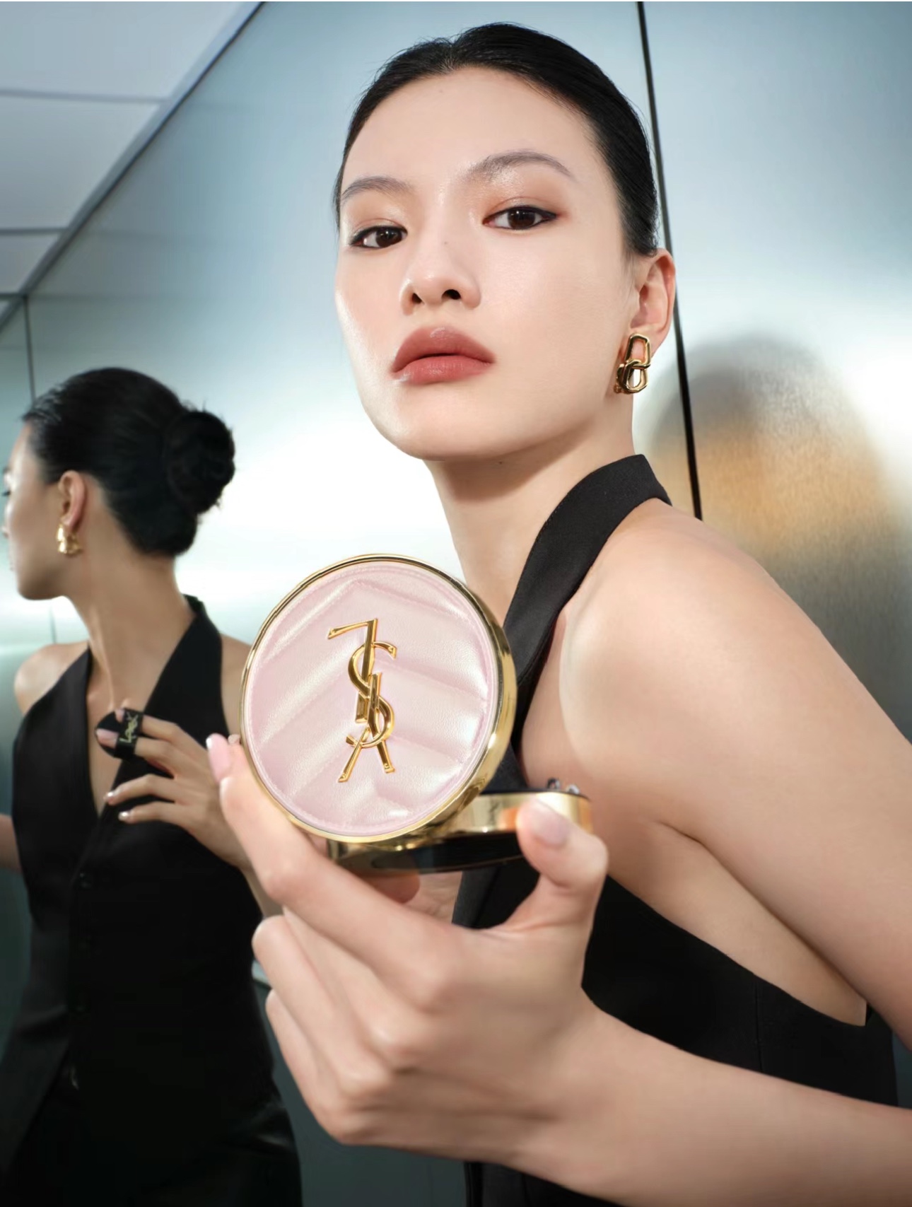 NO:808943,Yves Saint Laurent Pink Leather Cushion is a perfect girl's heart, and I instantly fall in love with the makeup on my face. I am impressed by the delicate dewy look!  Crazy praised for having good skin!  Concealer + hydration + clear and natural, the powder is delicate and very high-end!  ,makeup,saint laurent19860909圣罗兰粉皮革气垫 妥妥的少女心满满,上脸的妆感秒爱住,为这细腻水光感折服！疯狂被夸天生皮肤好！遮瑕＋水润＋清透自然,粉质细腻又很显高级哦！,彩妆,saint laurent,accessory