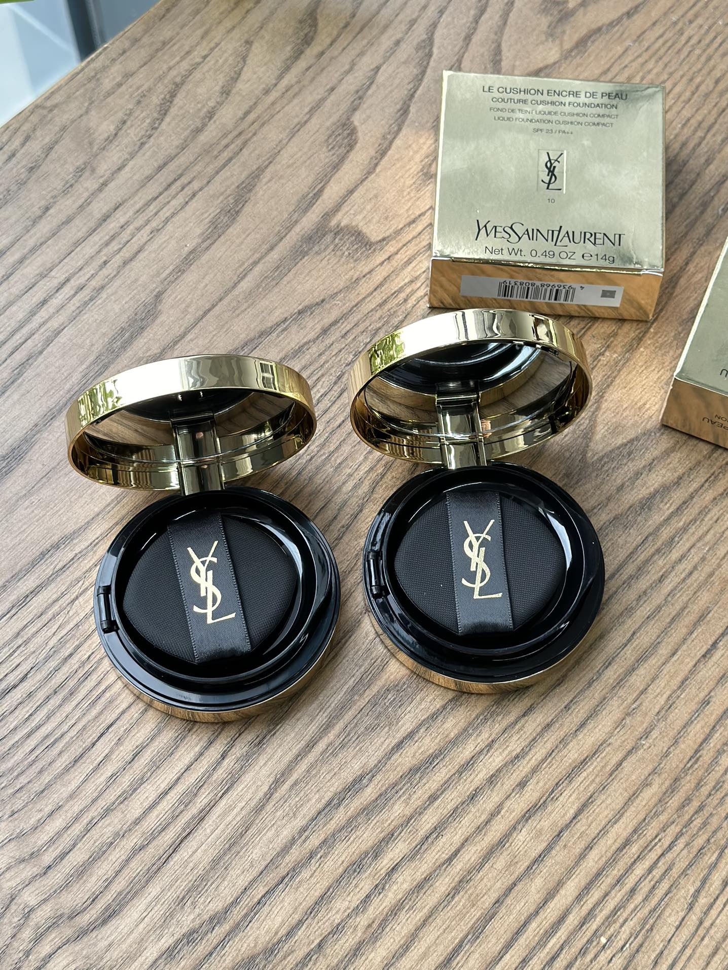 NO:808941,Super high-end show style packaging!  Black V-pattern leather with gold logo ~ the same design as their classic envelope bag!  It’s super elegant to hold in your hand when you take it out for touch-ups!  real!  It is indeed a YSL leather air cushion!  Not only does it look high-end, but it’s also really easy to use!  The powder is really fine!  It is light and docile on the face, and it feels like my mother had good skin after using it!  There are water mist light concealer molecules inside that have really good coverage. There are two colors to choose from. #10 Ivory White is suitable for fairer skin tones. #20 Translucent White is suitable for natural skin tones, makeup, saint laurent.19860909巨高级的秀场风包装！黑色V纹皮革搭配金色logo～还是他们家经典信封包同款设计！带出门补妆拿在手上超级有排面！真！不愧是YSL皮气垫！不仅外表高级、而且也真的巨好用！粉质真的巨细腻！上脸轻薄又服帖、用了就跟妈生好皮一样！里面是水雾光遮瑕分子遮瑕力也真的很可 两款色号可选 #10象牙白色适合偏白肤色 #20透亮白色适合自然肤色,彩妆,saint laurent,accessory