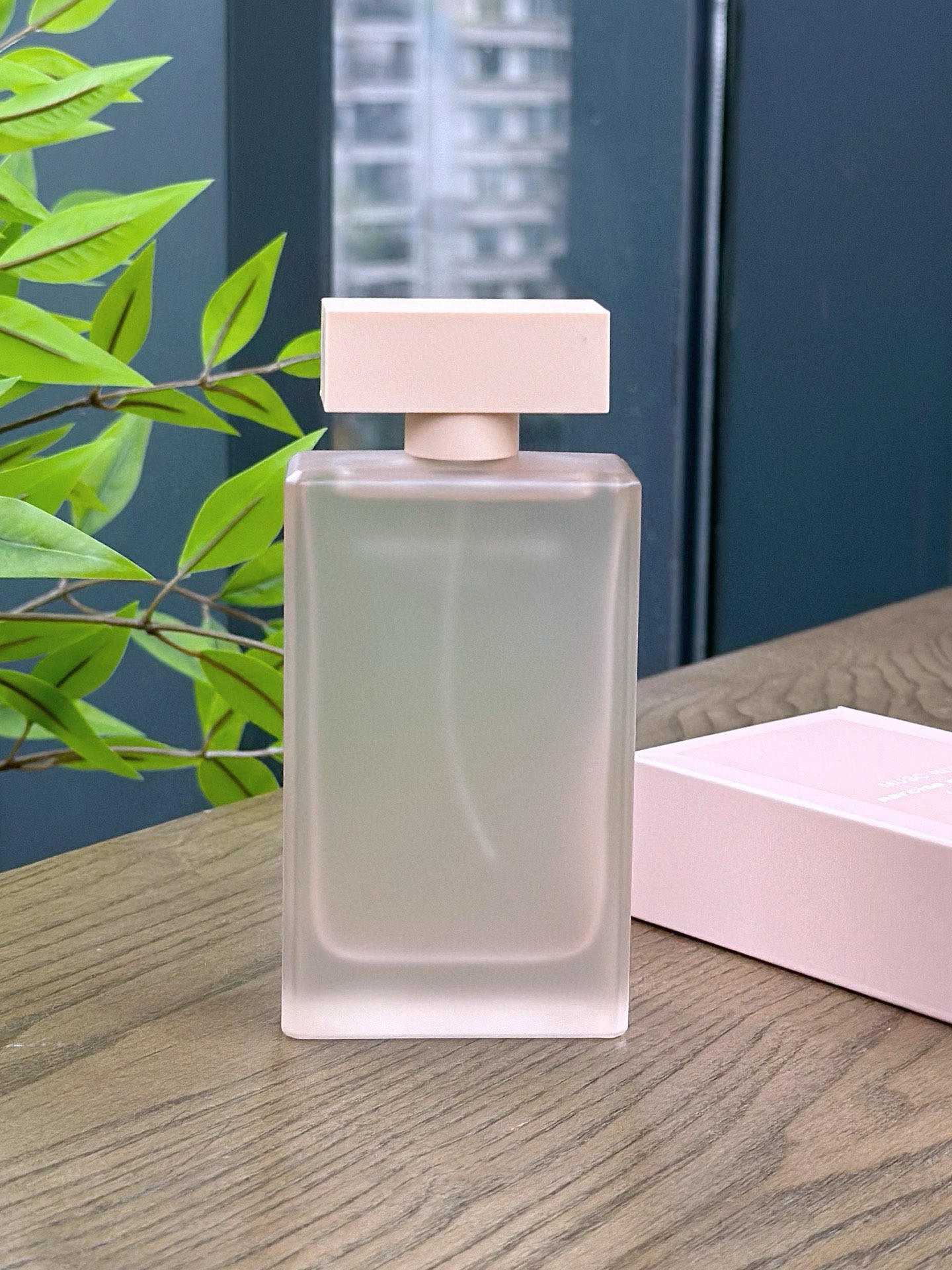 90💰原单品质
MUSC NUDE 是一款向嗅觉艺术致以永恒敬意的麝香花香调香水，让您尽享女性魅力的精髓。这款香水的核心是 NarcisoRodriguez 标志性的麝香，现在又增加了新的、柔和而诱人的层次。

✅前调：白色花系 茉莉 粉红胡椒
✅中调：麝香橙花 玫瑰
✅后调：零陵香豆 广藿香 雪松
✅规格：100ml