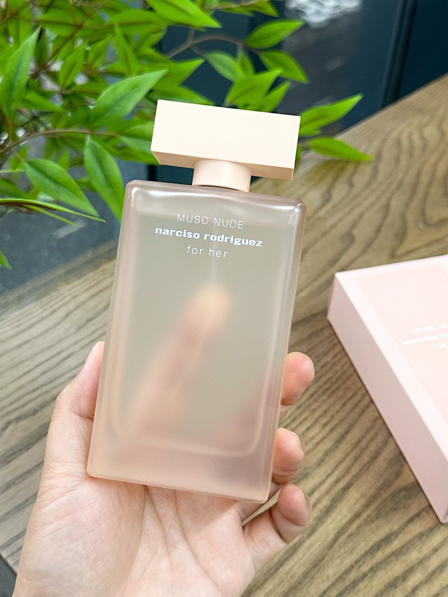 90💰原单品质
MUSC NUDE 是一款向嗅觉艺术致以永恒敬意的麝香花香调香水，让您尽享女性魅力的精髓。这款香水的核心是 NarcisoRodriguez 标志性的麝香，现在又增加了新的、柔和而诱人的层次。

✅前调：白色花系 茉莉 粉红胡椒
✅中调：麝香橙花 玫瑰
✅后调：零陵香豆 广藿香 雪松
✅规格：100ml