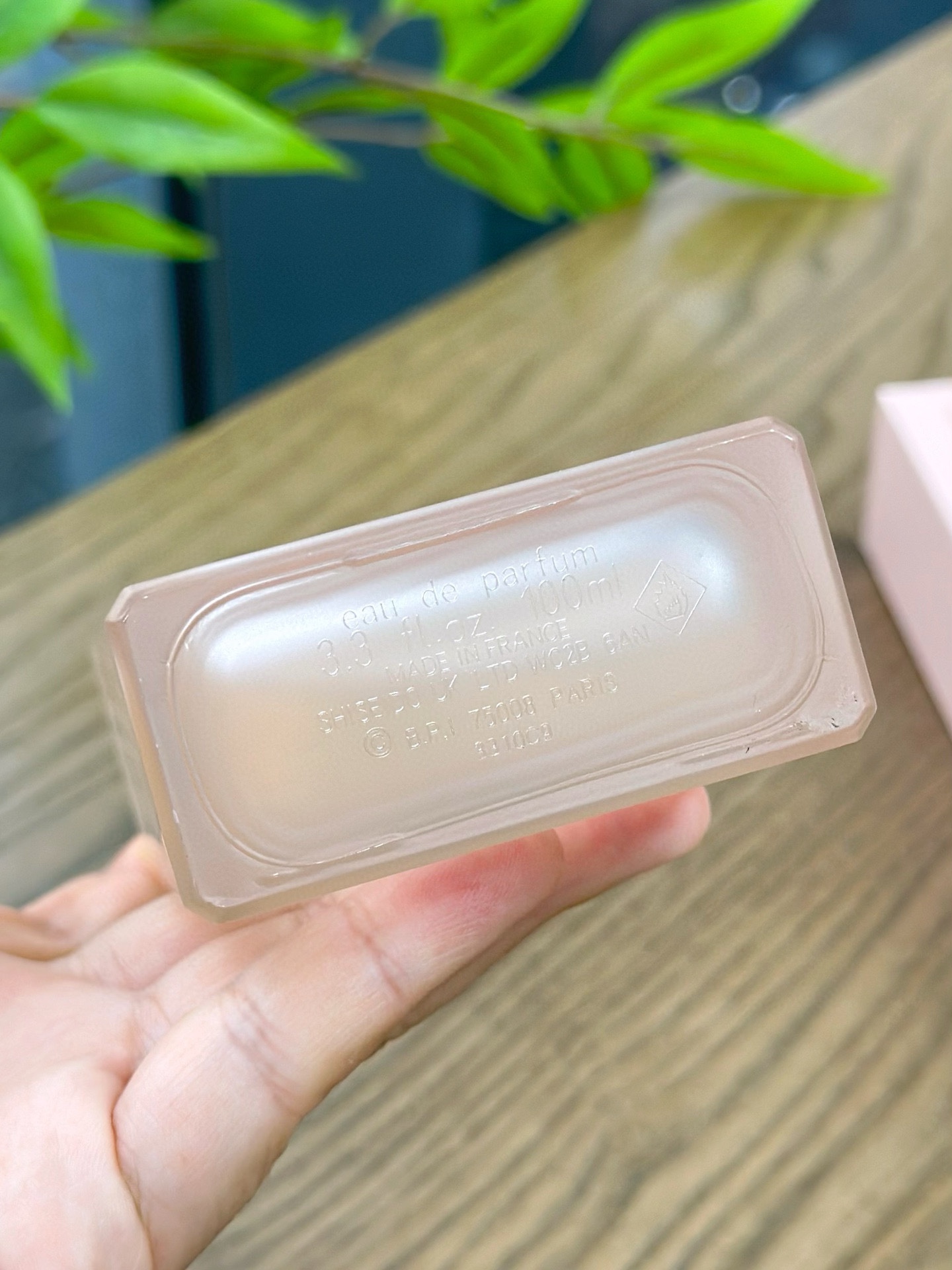 90💰原单品质
MUSC NUDE 是一款向嗅觉艺术致以永恒敬意的麝香花香调香水，让您尽享女性魅力的精髓。这款香水的核心是 NarcisoRodriguez 标志性的麝香，现在又增加了新的、柔和而诱人的层次。

✅前调：白色花系 茉莉 粉红胡椒
✅中调：麝香橙花 玫瑰
✅后调：零陵香豆 广藿香 雪松
✅规格：100ml