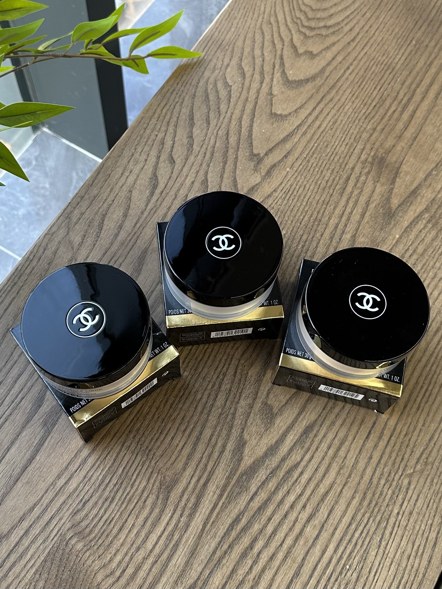 NO:809988,Chanel Light Powder can be said to be a cheap loose powder with a large bowl. It is very cost-effective ~ 30g super large jar. Loose powder is the last step of makeup, and it is also a crucial step!  If you want your makeup to be long-lasting and not come off, it all depends on it, which is even more important for us with oily skin, otherwise the oil in the 'T zone' will reflect light!  How embarrassing!  It is very light and smooth on the face, and will not affect the previous makeup at all. The loose powder itself has a slight shimmer, which cannot be seen without looking carefully, but it will have a brightening effect on the face, and the makeup will look very transparent and shiny. The powder is very fine and light, and the oil control effect is also very good. It is my favorite matte texture on the face. It is a very high-end makeup. It comes with a puff, which is very thick and evenly applies powder. If you like it, buy it now!  ,makeup,chanel19860909香奈儿轻盈蜜粉可以说是便宜大碗的一款散粉了,性价比超高～30g 超大罐 散粉是化妆的最后一步,也是关键的一步呀！要想妆容持久不脱妆全靠它,对于我们油皮来说更加重要,不然“T区”油的反光！真让人尴尬！上脸很轻薄很服站,完全不会影响之前的妆容,散粉自身带微微一点的闪,不仔细看是看不出的,但是上脸后会有提亮的效果,妆容看上去就会显得很通透有光泽,粉质很细腻,很轻薄,控油效果也很不错.上脸是我最喜欢的哑光质感,很高级的妆,本身自带一块粉扑,很厚实取粉也非常均匀,喜欢的就赶紧入手！,彩妆,chanel,accessory