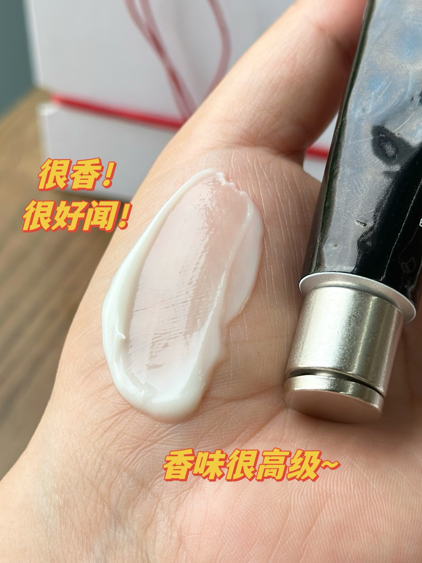 质地和护手霜一样,擦在平时涂香水的地方,留香挺久的,差不多10小时 7