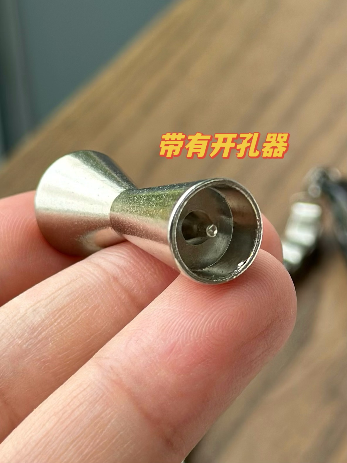 质地和护手霜一样,擦在平时涂香水的地方,留香挺久的,差不多10小时 4