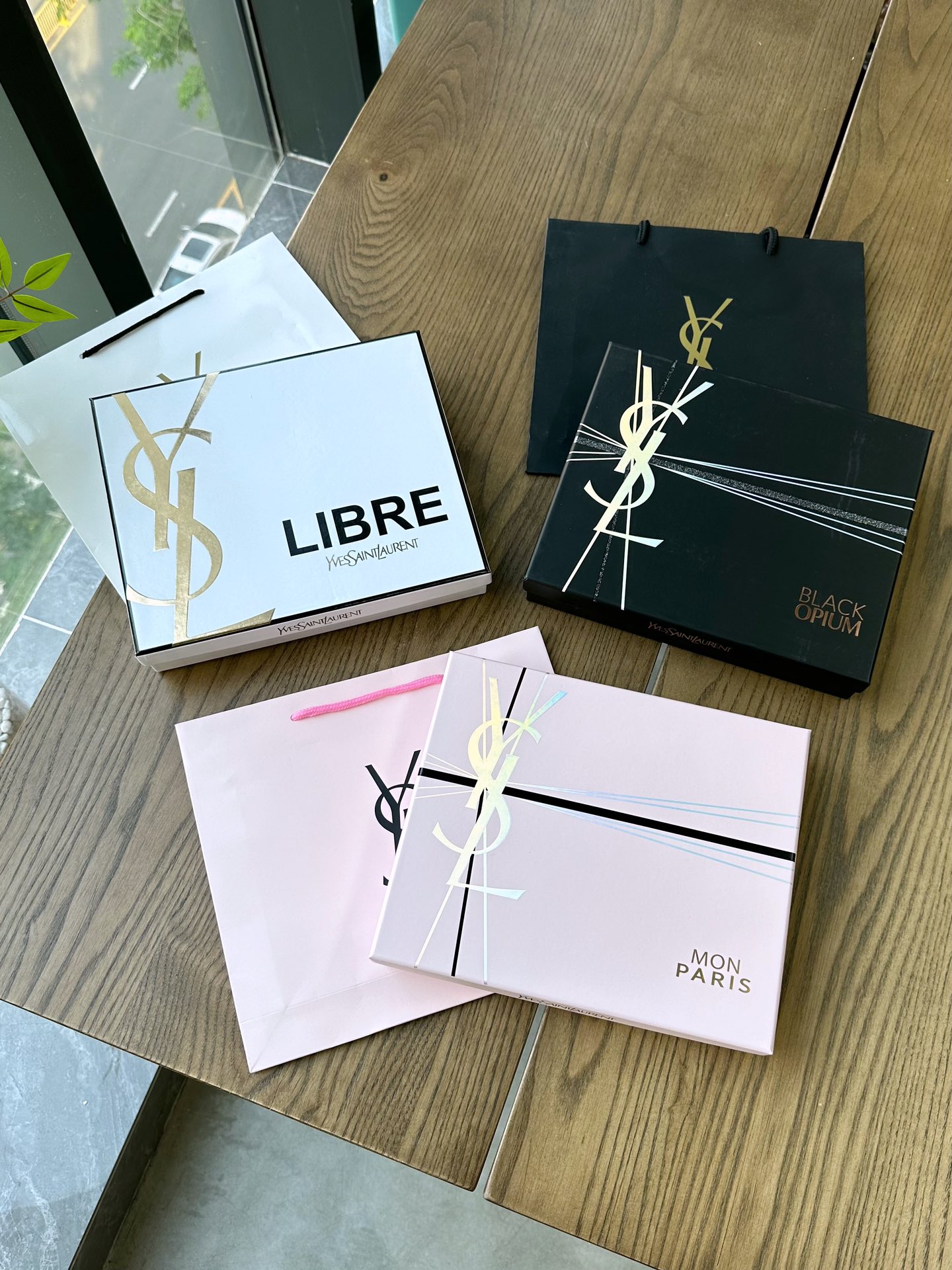 NO:810408,YSL Saint Laurent Romantic Goddess seven-piece set is here to pamper you, 3 styles for you to like YSL Saint Laurent Romantic Goddess seven-piece powder box Yves Saint Laurent Romantic Goddess seven-piece white box YSL Romantic Goddess seven-piece black box Each gift box contains [4 bottles of perfume samples, 2 lipstick samples, 1 air cushion sample] The lipsticks included in the gift box are fixed colors, dirty orange tones, and plum tones, all of which are daily whitening types!  The air cushion is super mini and can be used for touch-ups on the go!  The type of moist texture!  It’s perfect for giving away or keeping for yourself!  Complete package with gift bag, makeup, lipstick, lip glaze, lipstick, saint laurent, saint laurent19860909YSL圣罗兰浪漫女神七件套宠爱来袭 3个款式任你喜欢 圣罗兰浪漫女神七件套粉盒 圣罗兰浪漫女神七件套白盒 圣罗兰浪漫女神七件套黑盒 每个礼盒包含【4瓶香水小样2支口红小样1个气垫小样】 礼盒配赠的口红是固定颜色、脏橘色调、梅子色调都是日常显白的类型！气垫是超级mini的可以随身补妆使用！水润质地的类型！ 送人自留都超级合适！全套包装赠送礼袋,彩妆口红.唇釉.唇膏,saint laurent,saint laurent,accessory