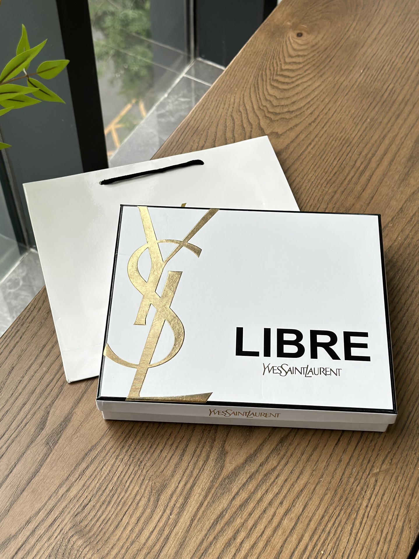 NO:810405,Saint Laurent romantic goddess seven-piece white gift box with gift bag!  Scent of Liberty Fragrant Version (7.5ml) Scent of Liberty Light Scent Version (7.5ml) Scent of Liberty Classic Version (7.5ml) Scent of Liberty Platinum Edition (7.5ml) Black Gold Leather Air Cushion Sample #B10 (5g) Black Gold Square Tube Lipstick Color No. 10, Color No. 1971 (1.3g), Makeup Lipstick. Lip Glaze. Lipstick, saint laurent19860909圣罗兰浪漫女神七件套白色礼盒配礼袋！ 自由之香馥郁版（7.5ml） 自由之香淡香版（7.5ml） 自由之香经典版（7.5ml） 自由之香铂金之境版（7.5ml） 黑金皮革气垫小样#B10（5g） 黑金方管口红10号色、1971号色（1.3g）,彩妆口红.唇釉.唇膏,saint laurent,accessory