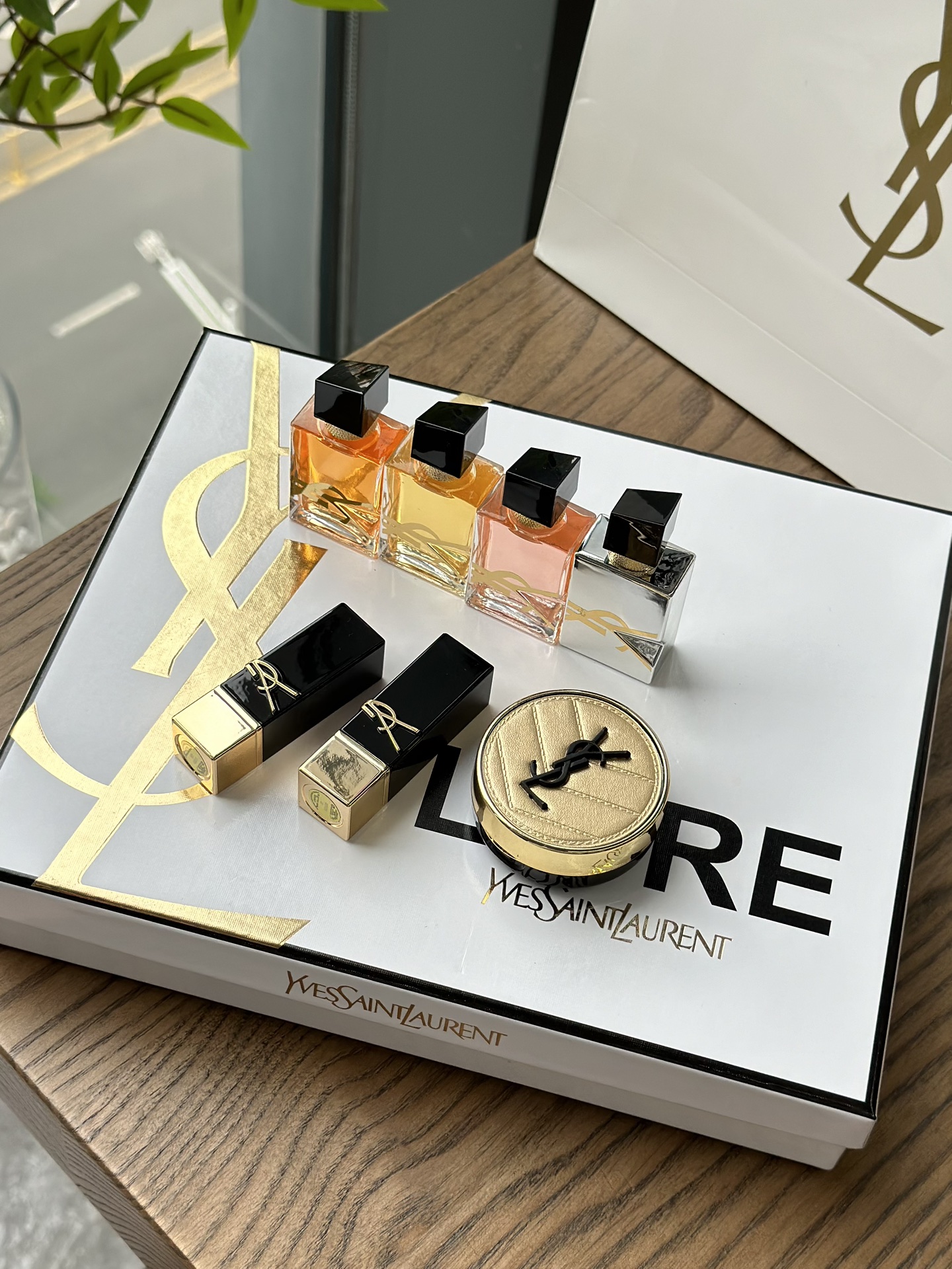 NO:810399,Yves Saint Laurent's never-traveling series of limited-edition mini perfume sets are so good-looking that you should definitely buy them with your eyes closed!  The gift box is exquisite and high-end!  The perfect gift for friends!  Easy to carry!  The texture is very high-end!  The frigid style comes in a small bottle, which is great to put in your bag. It’s simple and has a high-end style. It’s a great gift as a gift!  The sense of luxury is everywhere, makeup, lipstick, lip glaze, lipstick, saint laurent19860909圣罗兰绝不踩雷系列限量mini香水套盒,颜值超高,绝对闭眼入款！礼盒精致高级！送朋友的不二之选！方便携带！质感十分高级！性冷淡风小瓶装,放包包里是极好的,简单就是高级的Style.作为礼物超上档次！高级感无处不在,彩妆口红.唇釉.唇膏,saint laurent,accessory