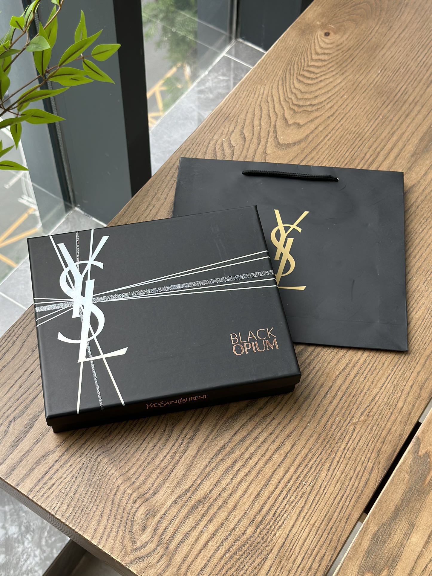 NO:810419,Yves Saint Laurent Romantic Goddess seven-piece black gift box with gift bag!  Black Opium (7.5ml) Wrath of Flowers (7.5ml) Blue Opium (7.5ml) Red Opium (7.5ml) Black Leather Cushion Sample #B10 (5g) Black Gold Square Tube Lipstick Color No. 10, Color 1971 (1.3g) YSL Opium Perfume Series is truly a breathtaking series that smells expensive!  A must buy if you are looking to control your appearance!  If you choose a perfume well, you won’t be able to escape!  You can buy it at this price and try out the fragrance, makeup, lipstick, lip glaze, lipstick, saint laurent, saint laurent19860909圣罗兰浪漫女神七件套黑色礼盒配礼袋！ 黑鸦片（7.5ml） 花之怒（7.5ml） 蓝鸦片（7.5ml） 红鸦片（7.5ml） 黑皮革气垫小样#B10（5g） 黑金方管口红10号色、1971号色（1.3g） YSL鸦片香水系列名副其实的摄人心魄、闻起来就很贵的系列！颜值控一定要入手！香水选的好哥哥跑不了！这个价格买回去试香都可以,彩妆口红.唇釉.唇膏,saint laurent,saint laurent,accessory