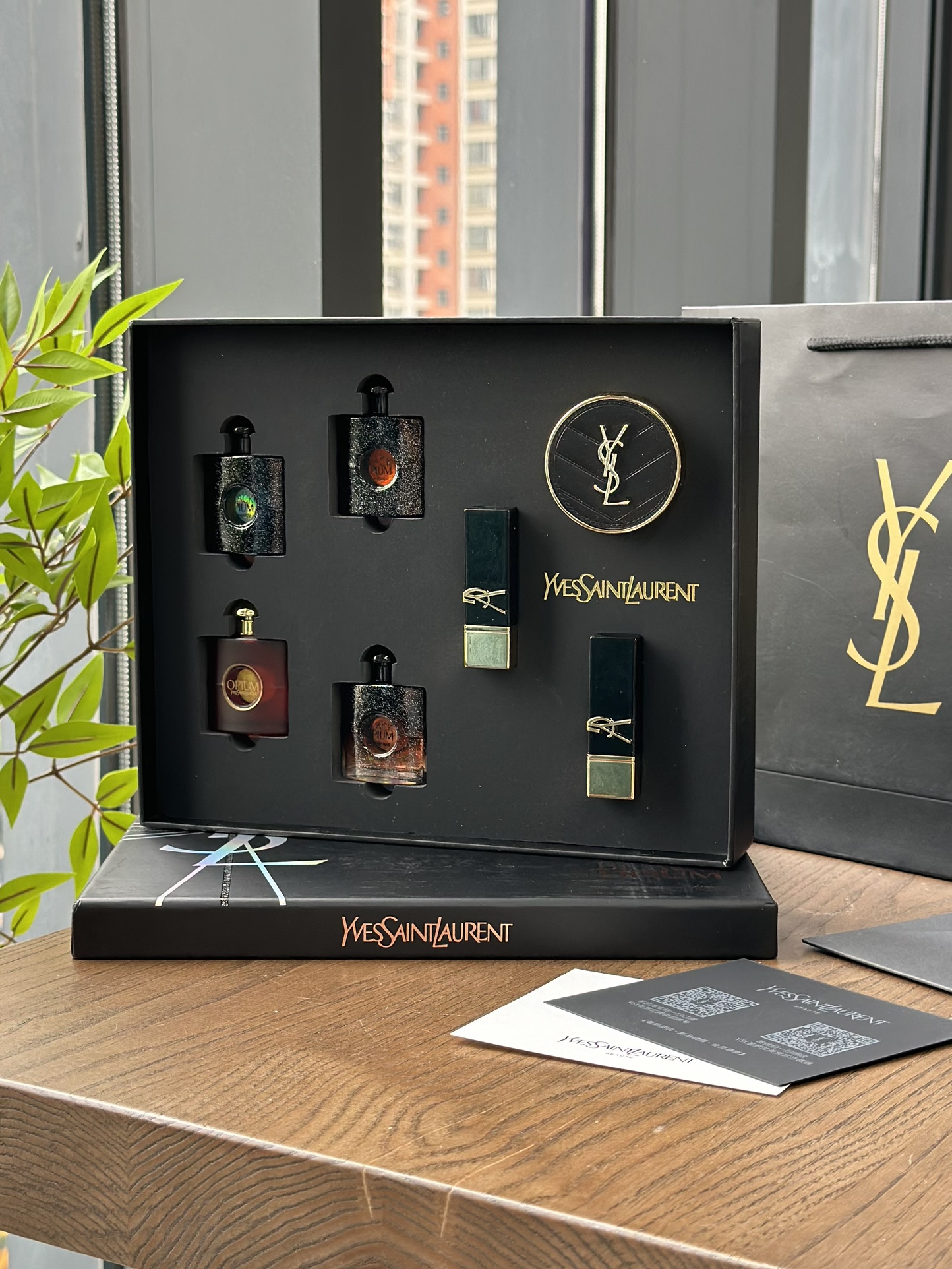 NO:810417,If you are looking good, you must buy a high-end gift box. You can buy it to keep for yourself or as a gift to your best friend or girlfriend. It is full of ritual feeling!  Absolutely make money with your eyes closed!  The gift box is exquisite and high-end!  The perfect gift for friends!  Easy to carry!  The texture is very high-end!  The frigid style comes in a small bottle, which is great to put in your bag. It’s simple and has a high-end style. It’s a great gift as a gift!  The sense of high-end is everywhere, makeup, lipstick, lip glaze, lipstick19860909颜值控一定要入手高级感礼盒包装 买来自留或是送闺蜜or女朋友,仪式感满满！ 绝对闭眼入款！礼盒精致高级！送朋友的不二之选！方便携带！质感十分高级！性冷淡风小瓶装,放包包里是极好的,简单就是高级的Style.作为礼物超上档次！高级感无处不在,彩妆口红.唇釉.唇膏,accessory