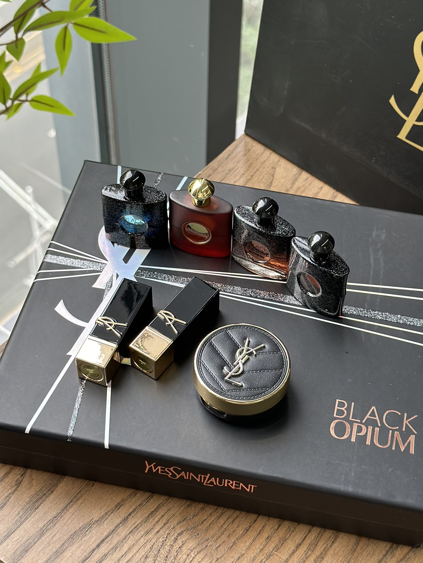 NO:810415,True power and beauty coexist. There are four types of YSL Black Opium 7.5ml, ranging from strong fragrance to light fragrance, which can be easily used in various occasions!  There is a YSL black leather air cushion*5g, which can apply makeup smoothly and last long, with max coverage. YSL Black Gold Square Tube #10 Greedy Almond Milk Brown color, whitening and tender YSL Black Gold Square Tube #1971 Rumors Stunning brown-red, very sexy, makeup lipstick, lip glaze, lipstick, saint laurent19860909真实力与颜值并存 有四款YSL黑鸦片7.5ml,从浓香到淡香,轻松驾驭各种场合！有YSL黑皮革气垫*5g,上妆服帖持久,遮瑕力max YSL黑金方管 #10贪婪 杏仁奶茶色,显白又显嫩 YSL黑金方管 #1971流言 惊艳棕红色,非常性感,彩妆口红.唇釉.唇膏,saint laurent,accessory