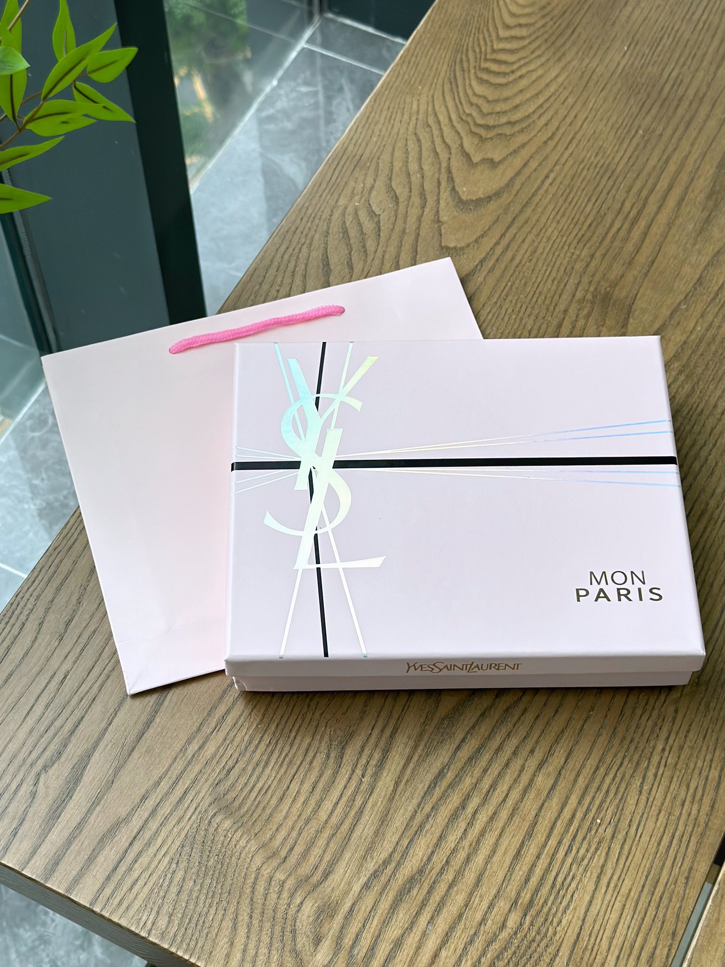 NO:810413,This gift box is too beautiful, Saint Laurent romantic goddess seven-piece pink gift box with gift bag!  Classic reversal (7.5ml) Flower reversal (7.5ml) Purple reversal (7.5ml) Glowing reversal (7.5ml) Pink leather air cushion sample #B10 (5g) Black gold square tube lipstick color 10, color 1971 (1.3g), makeup lipstick. Lip glaze. Lipstick, saint laurent19860909这个礼盒也太太太美了吧 圣罗兰浪漫女神七件套粉色礼盒配礼袋！ 经典反转（7.5ml） 花溢反转（7.5ml） 紫红反转（7.5ml） 光耀反转（7.5ml） 粉皮革气垫小样#B10（5g） 黑金方管口红10号色、1971号色（1.3g）,彩妆口红.唇釉.唇膏,saint laurent,accessory
