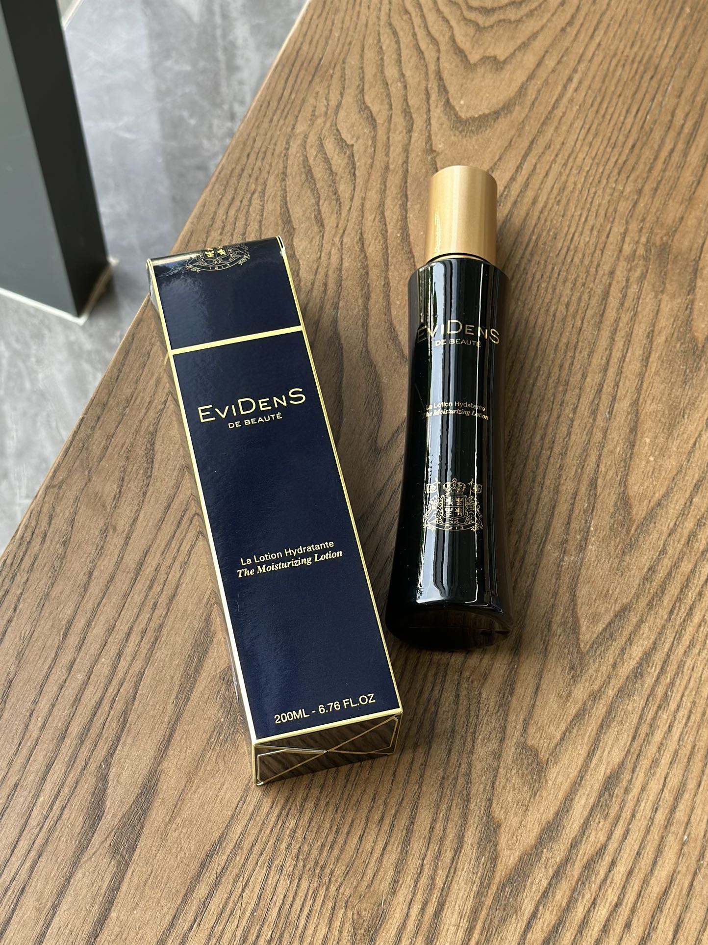 NO:938858,[Core Ingredients] Deep-sea triple collagen peptides with high penetrating power and strong repairing power increase the strength of the skin and promote collagen production. Coenzyme Q10 resists free radicals and is an effective antioxidant. Hyaluronic acid and camellia extract essence hydrates and locks in water, long-lasting moisturizing of the skin, and improves dry and exploding skin. It has a clear essence water texture, which can be absorbed after being spread on the face for a few times!  After absorption, it has a refreshing and non-sticky moisturizing feeling. Every time I use this collagen water after using the facial cleanser, my skin will immediately feel calmer!  Usage: For sensitive first aid, apply wet compress for 2 days and then apply it one day apart to gradually reduce the frequency of redness ~ For daily maintenance, just use this collagen water as a base and then add other repair creams. I have to say that this bottle of Ifidan collagen water is really worth every penny!  If you keep using it, you won't be afraid of any minor emotions on your skin later on. It really feels like a good thing to all my sisters with sensitive skin. A trendy skin care product department store.19860909【核心成分】 深海三重胶原肽高渗透力强修护力加乘强韧肌底 促进胶原生成 辅酶Q10抵御自由基 有效抗氧化 透明质酸山茶萃取精华补水锁水、持久滋润肌肤、改善干燥爆皮 质地清透的精华水质地,上脸抹开咻咻几下就吸收了！吸收后是那种清爽不粘腻的滋润感,每次用完洗面奶再用这胶原水皮肤顿时冷静好多！ 用法敏感急救连着湿敷2天后再间隔一天敷慢慢减退泛红频率~ 日常维稳平时就用这胶原水打底后续叠加其他修护面霜即可 不得不说这瓶伊菲丹胶原水真的一分钱一分货！坚持用下来都不怕皮肤后续有什么小情绪,真掏心窝安利给各位敏感肌姐妹,护肤品潮品百货,accessory
