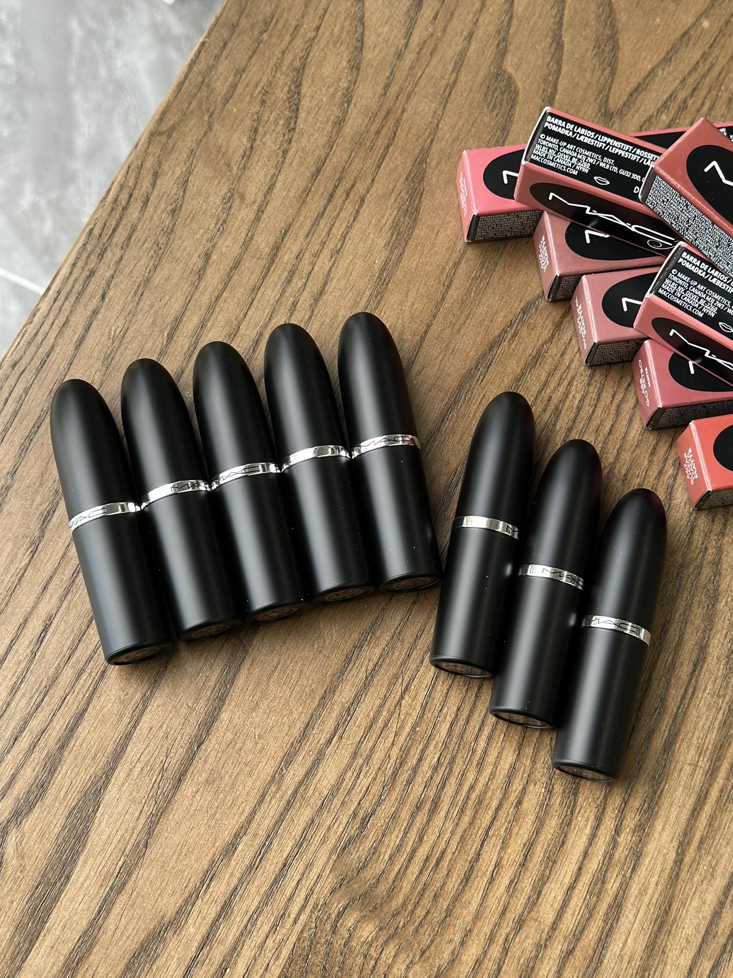 NO:809759,If you really love MAC lipstick, check it out!  Its lipsticks come in a wide variety of colors, so you can choose the style that suits you. It’s super pigmented and very cost-effective. You can feel confident buying MAC’s new lipsticks this time, which can be said to have built a house in every girl’s heart!  A change from the past, the glossy black shell texture of this series is so high-end!  It is extremely rich and silky, and it goes on easily on the lips!  It's very hydrating when applied, making your lips plump and hydrated!  The durability is great!  Delicate and non-sticky!  It can be said that it is a fairy lipstick with fairy texture!  , lipstick. lip glaze. lipstick19860909MAC 口红真爱粉看过来啦！它家口红颜色超多,可以选择适合自己的风格.超级显色,性价比超高,真的放心冲MAC这次新出的口红可谓是在每个女生心尖尖筑了房子！一改以往,这个系列亮黑壳质地太高级了！属于特别浓郁,又很丝滑,上嘴超好涂！涂上去非常水润,涂开水润嘟嘟唇！持久度很好！细腻不黏！可以说是神仙质地神仙口红了！,口红.唇釉.唇膏,accessory
