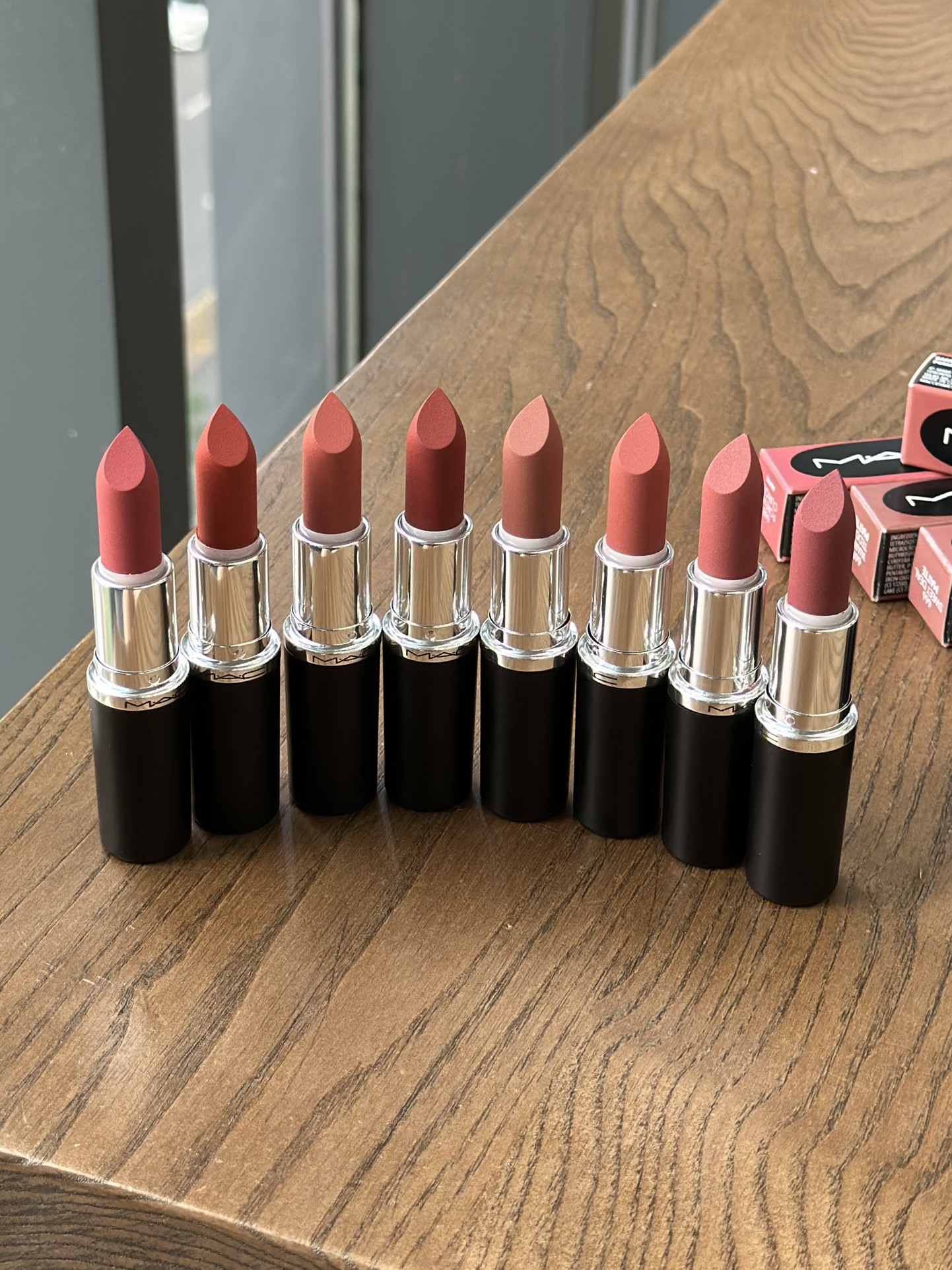 NO:809785,Show your strength!  A favorite of many celebrities and makeup artists!  Bullet lipstick, the color is perfect!  The workmanship of the lipstick tube is very detailed, the paste is extremely silky, and it feels super comfortable on the lips!  It's very moisturizing and can easily hold even dry lips. It's great!  !  The ointments are all medical grade, so you can be assured of beautiful results!  Mac lipstick is a must-have for every fashion blogger and girl next door!  8 colors for you to choose!  !  !  #646Big Heroine Big Heroine is reddish brown and orange, with a bit of maple leaf brick red feeling. It is a color that has its own aura and is very suitable for yellow skin!  #662 Da Spicy Caramelized carrots with great temperament. The caramel flavor makes the color of the carrots not so bright. It tastes so good!  #666大爱粉 Gentle low-saturated milk coffee bean paste color with a little coolness of woody rose #大miss. Low-saturated sweet bean paste mixed with pink-brown rose color, very pampered daughter-in-law temperament!  #669Big Teddy Cinnamon Black Tea is gentle and luxurious!  !  #683大玩卡 Peach nude coffee color, with a perfect sense of laziness and relaxation, showing off your temperament!  The new model #682 is added with coconut oil, making it silkier and more comfortable!  Peach Oolong color, high-end matte feel!  #大Miss has the temperament of a pampered daughter!  Low saturation sweet bean paste mixed with pink and brown rose color. Lipstick. Lip glaze. Lipstick19860909实力显白！很多明星和化妆师的最爱！子弹头口红,颜色很正！口红管的做工很细致,膏体丝滑到不行,上唇感超舒服！非常滋润,大干唇也能轻松hold的一条,非常赞！！膏体都是医用级别的,可放心变美！Mac口红时尚博主到邻家女孩人手必备！8款色号任你喜欢！！！ #646大女主 大女主红棕橘色,也有点枫叶砖红的感觉自带气场的一个颜色很适合黄皮！ #662大辣辣 气质挂的焦糖胡萝卜,焦糖调调让胡萝卜色没有那么亮,上嘴真滴太好看了！ #666大宠粉 温柔的低饱和奶咖豆沙色带一点木质玫瑰的清冷感 #大小姐 低饱和的甜豆沙糅合粉棕调的玫瑰色,很有养尊处优的千金小姐气质！ #669大泰迪 肉桂红茶温柔又高级！！ #683大玩咖 蜜桃裸咖色,慵懒感和松弛感拿捏,嘎嘎显气质！ #682大暖昧 新款添加了椰子油成分,更丝滑更舒适！蜜桃 乌龙色,高级哑光感！ #大小姐 很有养尊处优的千金小姐气质！低饱和的甜豆沙糅合粉棕调的玫瑰色.,口红.唇釉.唇膏,accessory