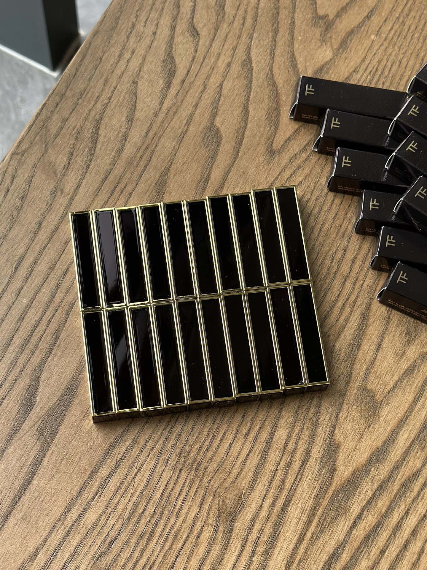 NO:809971,10 popular colors for you to like. TF’s new spring black gold thin tube lipstick in 10 colors!  It is moisturizing and silky, and the colors are very elegant. The paste is very smooth ~ the classic black and gold color scheme is heavy!  Really high-end!  Coupled with the silky texture, this perfect luxury will last forever!  Each one is so good that you can feel dizzy on the spot!  , lipstick. lip glaze. lipstick, tom ford1986090910款热门色号任你喜欢 TF春季新品黑金细管唇膏10色！ 滋润丝滑,都是很有气质的颜色,膏体很顺滑～经典的黑金配色,沉甸甸的！真的好高级！加上丝滑的质地这不妥妥的奢门永存！每一支都好看到让人原地发晕呐！,口红.唇釉.唇膏,tom ford,accessory
