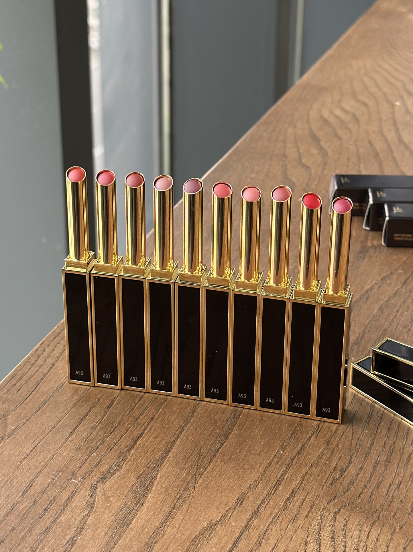 NO:809968,Classic lip color beauty series. The color is popular all over the country... There is a reason why it has been popular for so long!  From its texture to its color, it doesn’t matter what your lip condition is. You can’t go wrong whenever you apply it. Just be careful to apply it thinly to show off your complexion!  Thick, retro, silky and comfortable, great texture on the lips #16 SCARLET ROUGE # #50 OPENBACK #151 LGONIC NUDE #152 ROSE CORSET #153 VEL VET TUX #154 FIRST LOOK # ATELIER RED #156 FINAL BOW #157 GO-SEE, lipstick, lip glaze, lipstick19860909经典唇色美晕系列 火遍大江南北的色号...火这么久真的有它的道理！它的质地到颜色堪称绝根本不挑任何唇部状态,什么时候涂它都不会出错 只需要注意薄涂显气色！厚涂大气复古丝滑又舒服 上嘴质感很棒 #16 SCARLET ROUGE # #50 OPENBACK #151 LGONIC NUDE #152 ROSE CORSET #153 VEL VET TUX #154 FIRST LOOK # ATELIER RED #156 FINAL BOW #157 GO-SEE,口红.唇釉.唇膏,accessory
