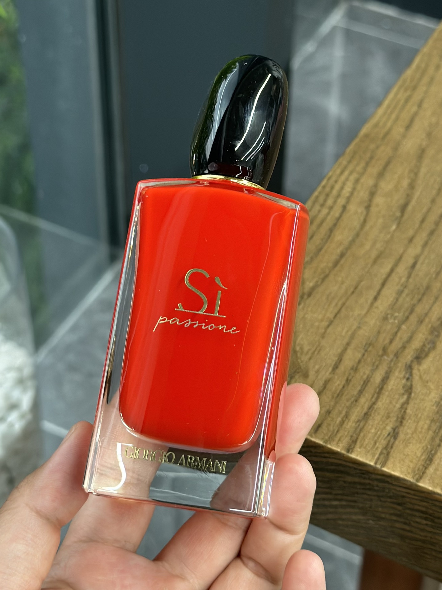 55💰原单品质
Si 在意大利语里意为 “Yes”寓意是在全情以赴的爱意和不顾一切的炽热宣言！这次的新款全红瓶身犹如被浪漫包裹，勇敢无畏的大女主被红色挚爱倾忱诠释
【前调】黑加仑
【中调】茉莉
【基调】广藿香，香草
这次浓情版的香味还是一如既往的高级花香木质活泼轻盈，如果说之前是温柔沉稳，今年则给人一种自信优雅的感觉。虽然叫浓情版，但是点都不会甜腻，香水前调带有一丝果香，扑面而来的香气优雅又迷人，中调是清新的茉莉，柔柔的飘进对方的心里，醉人心弦。后调则是香草与广藿香的完美交织。