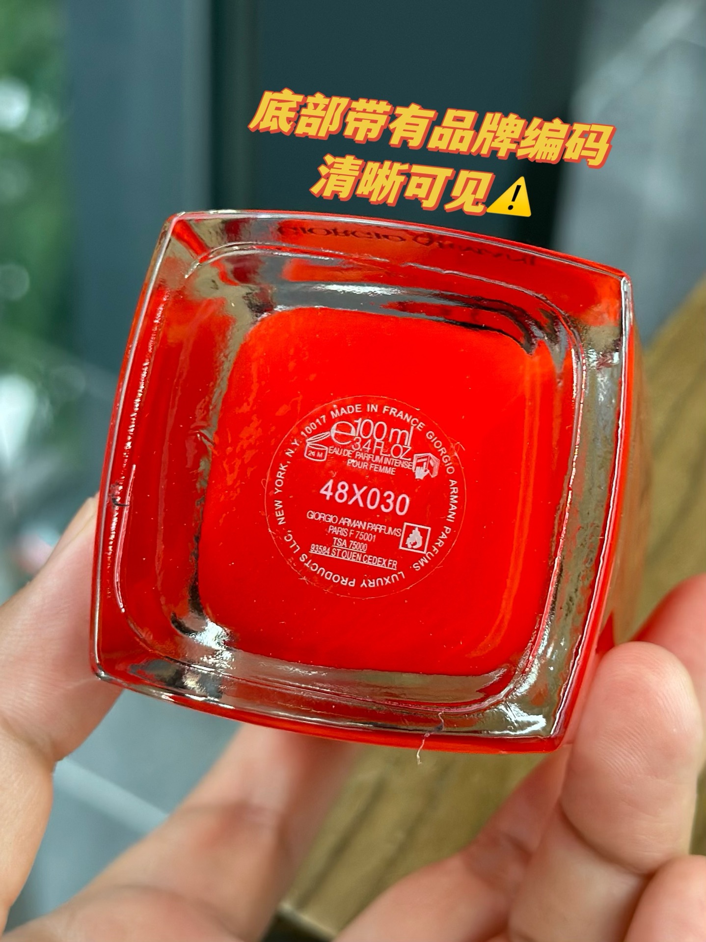 55💰原单品质
Si 在意大利语里意为 “Yes”寓意是在全情以赴的爱意和不顾一切的炽热宣言！这次的新款全红瓶身犹如被浪漫包裹，勇敢无畏的大女主被红色挚爱倾忱诠释
【前调】黑加仑
【中调】茉莉
【基调】广藿香，香草
这次浓情版的香味还是一如既往的高级花香木质活泼轻盈，如果说之前是温柔沉稳，今年则给人一种自信优雅的感觉。虽然叫浓情版，但是点都不会甜腻，香水前调带有一丝果香，扑面而来的香气优雅又迷人，中调是清新的茉莉，柔柔的飘进对方的心里，醉人心弦。后调则是香草与广藿香的完美交织。
