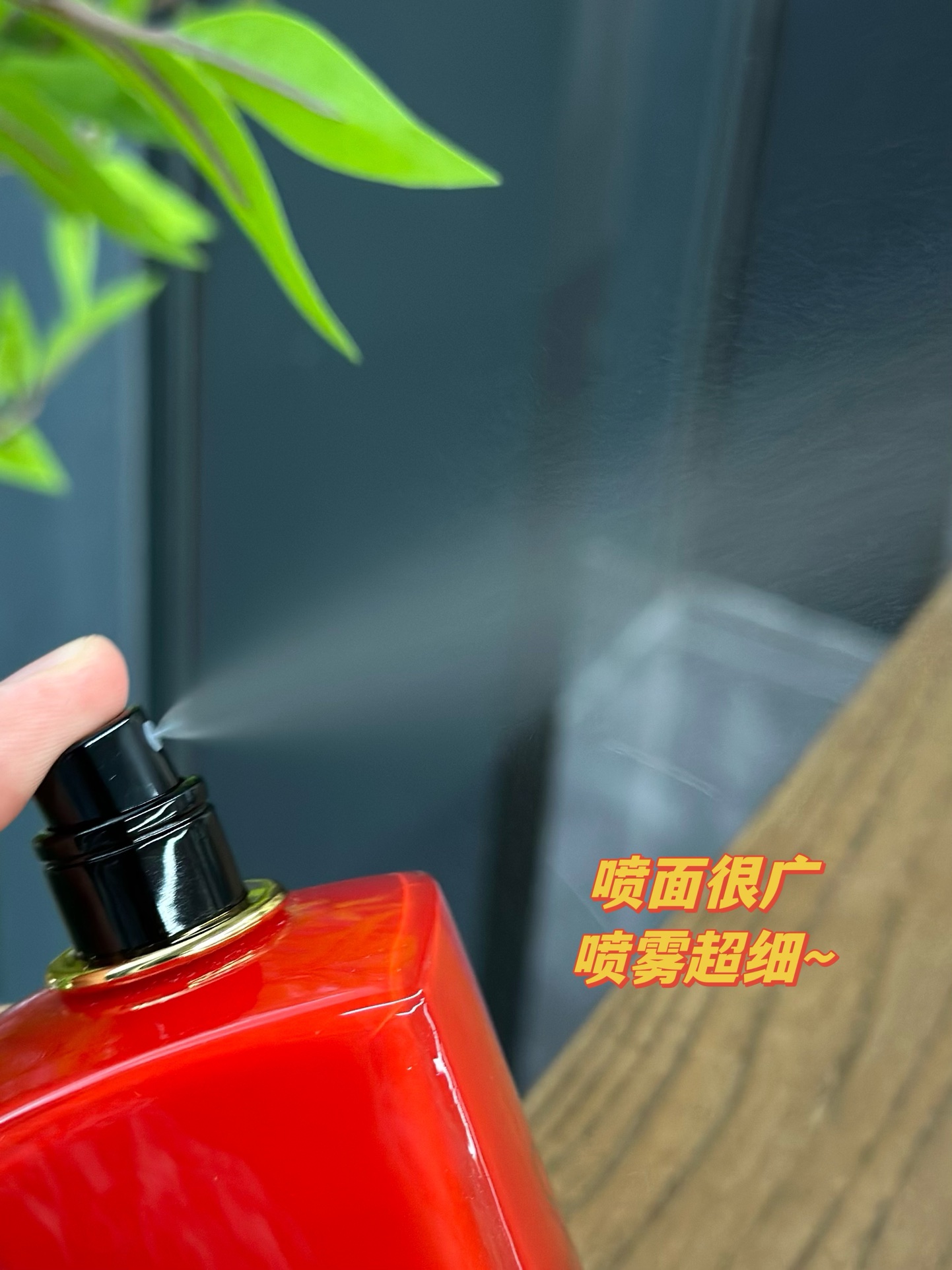 55💰原单品质
Si 在意大利语里意为 “Yes”寓意是在全情以赴的爱意和不顾一切的炽热宣言！这次的新款全红瓶身犹如被浪漫包裹，勇敢无畏的大女主被红色挚爱倾忱诠释
【前调】黑加仑
【中调】茉莉
【基调】广藿香，香草
这次浓情版的香味还是一如既往的高级花香木质活泼轻盈，如果说之前是温柔沉稳，今年则给人一种自信优雅的感觉。虽然叫浓情版，但是点都不会甜腻，香水前调带有一丝果香，扑面而来的香气优雅又迷人，中调是清新的茉莉，柔柔的飘进对方的心里，醉人心弦。后调则是香草与广藿香的完美交织。
