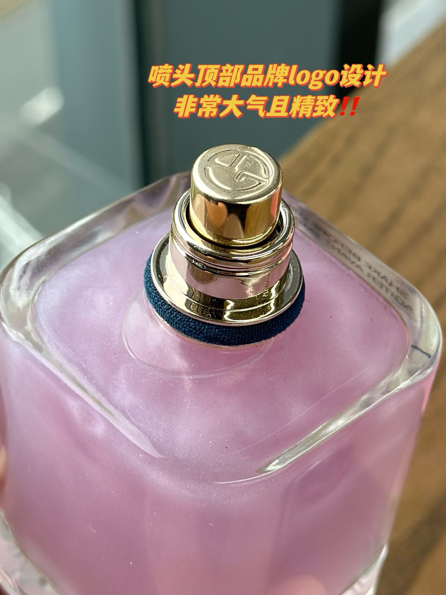 65💰原单品质
✨香水外表也精准击中了女孩儿们的心简洁流畅的瓶身与梦幻的粉色液体看起来就如果冻一般可爱诱人。宝蓝色的原石瓶盖，透过光散发出神秘的光芒呼应颈部的蓝色颈环满满的高定质感💕
