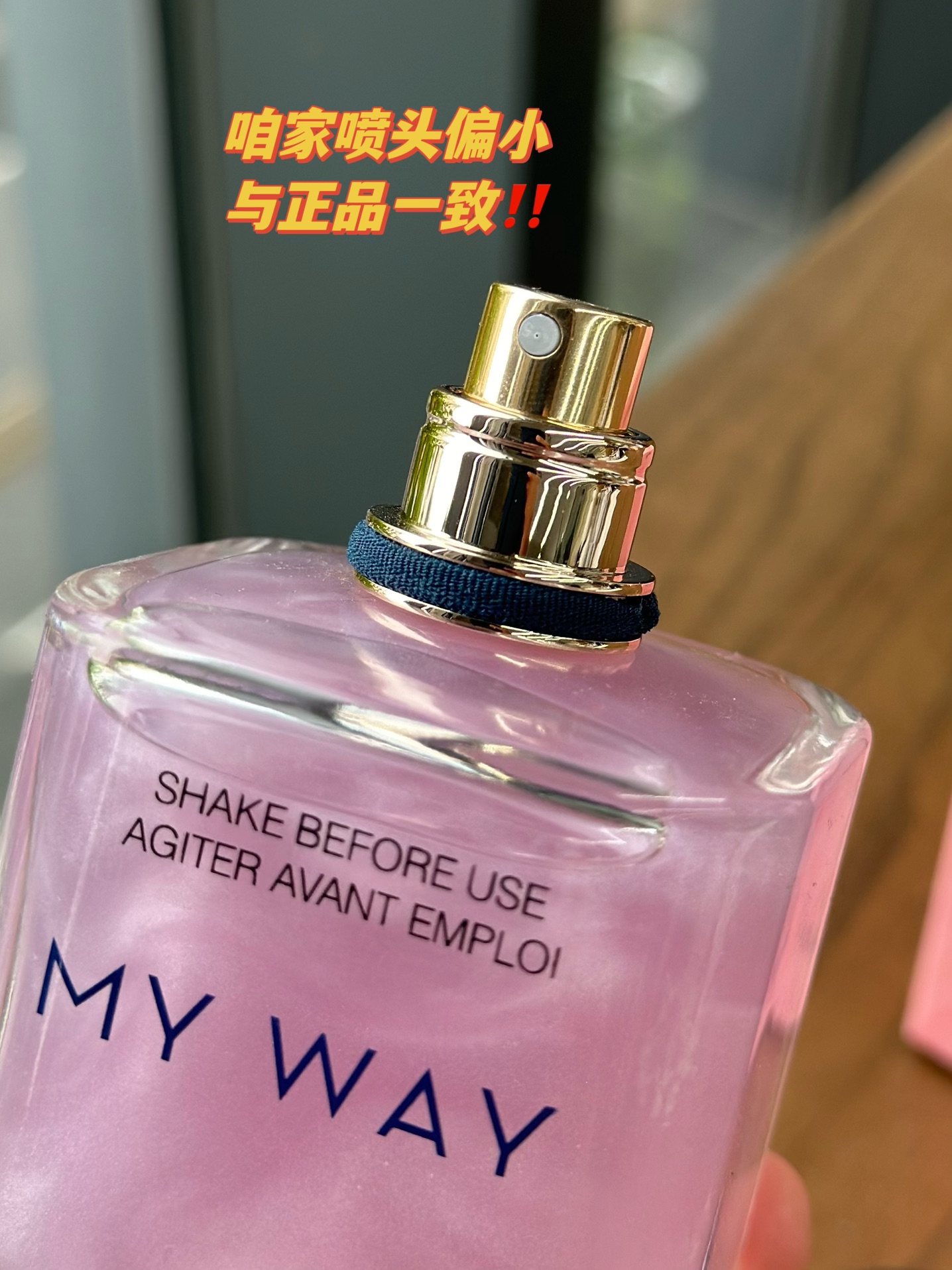 65💰原单品质
✨香水外表也精准击中了女孩儿们的心简洁流畅的瓶身与梦幻的粉色液体看起来就如果冻一般可爱诱人。宝蓝色的原石瓶盖，透过光散发出神秘的光芒呼应颈部的蓝色颈环满满的高定质感💕