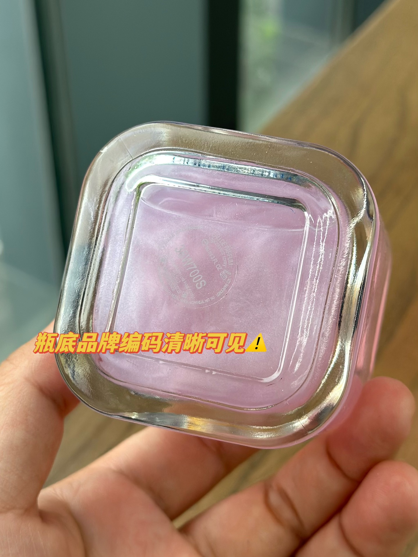 65💰原单品质
✨香水外表也精准击中了女孩儿们的心简洁流畅的瓶身与梦幻的粉色液体看起来就如果冻一般可爱诱人。宝蓝色的原石瓶盖，透过光散发出神秘的光芒呼应颈部的蓝色颈环满满的高定质感💕